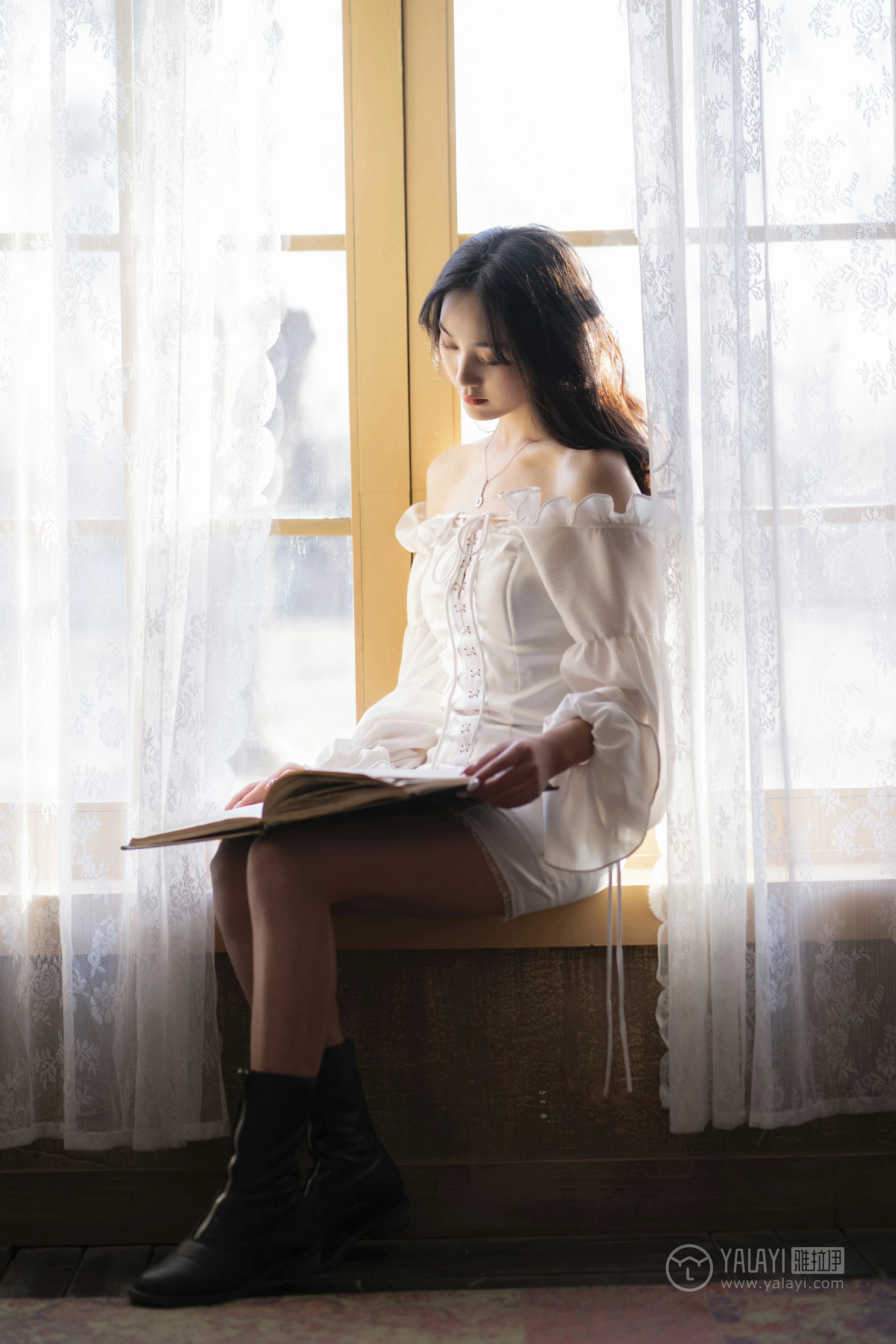 [YALAYI雅拉伊]No.168 画中伊人 项兴咏 白色塑身抹胸连衣裙性感私房写真集第7张