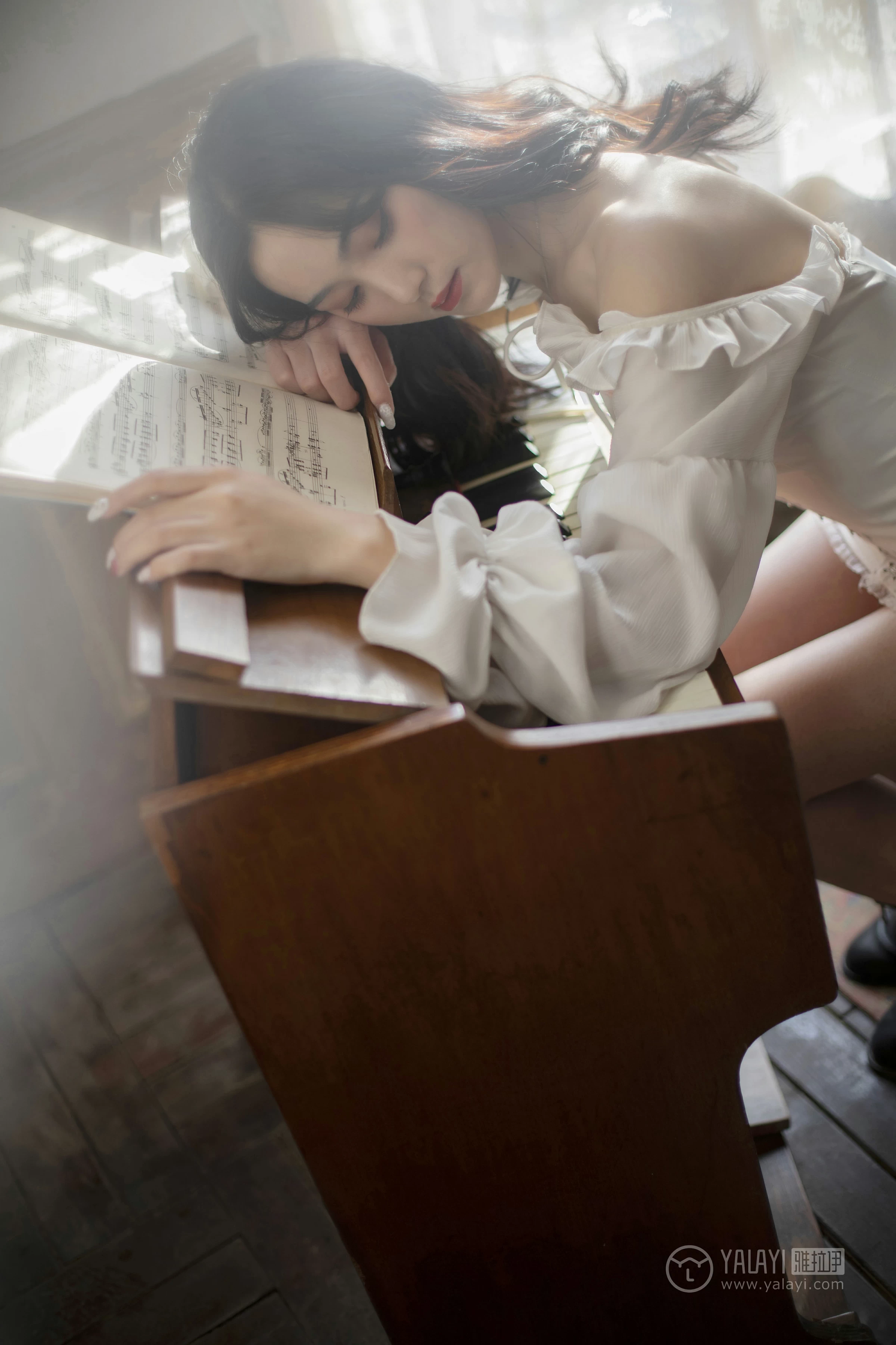 [YALAYI雅拉伊]No.168 画中伊人 项兴咏 白色塑身抹胸连衣裙性感私房写真集第10张