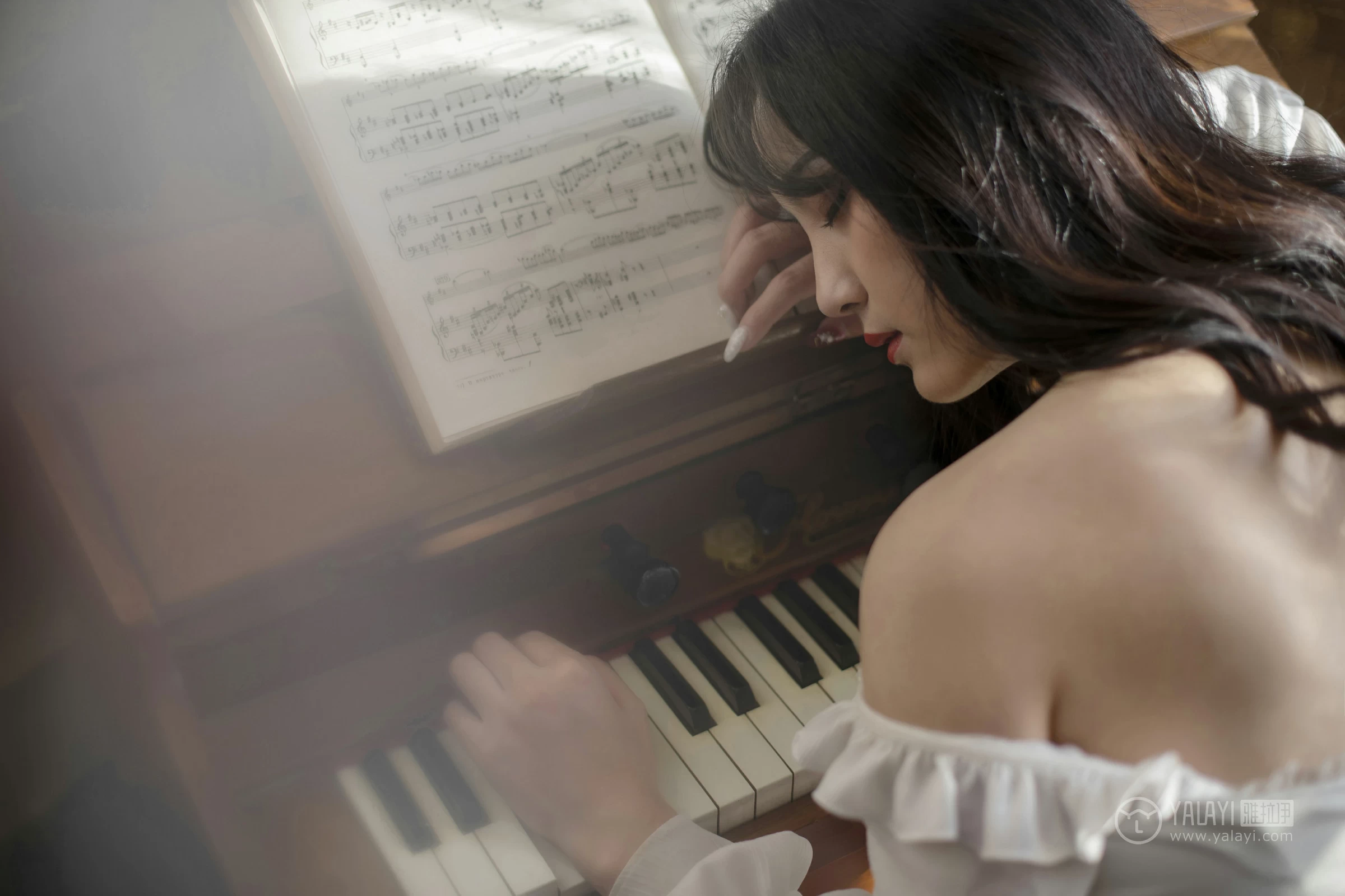 [YALAYI雅拉伊]No.168 画中伊人 项兴咏 白色塑身抹胸连衣裙性感私房写真集第11张