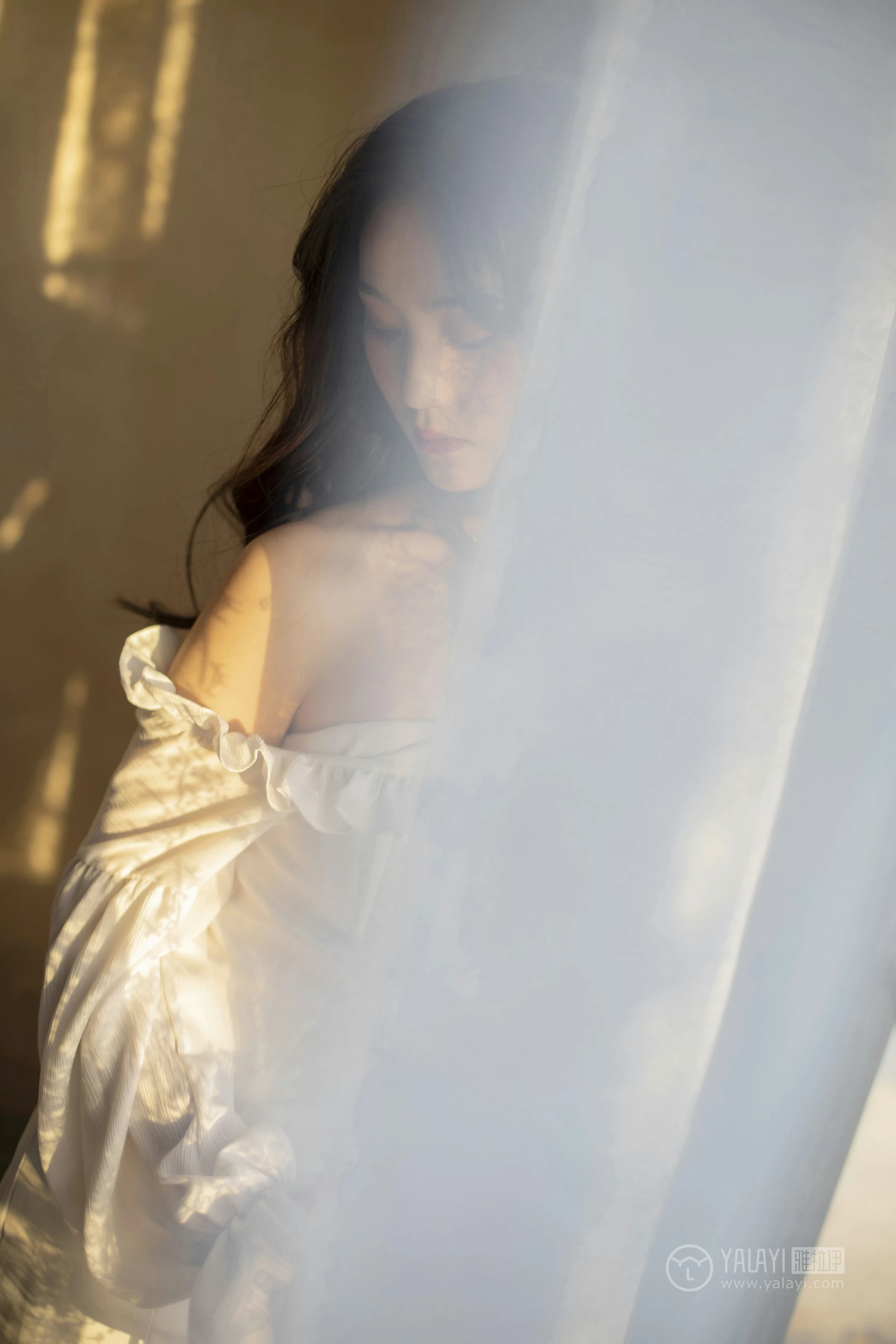 [YALAYI雅拉伊]No.168 画中伊人 项兴咏 白色塑身抹胸连衣裙性感私房写真集第17张