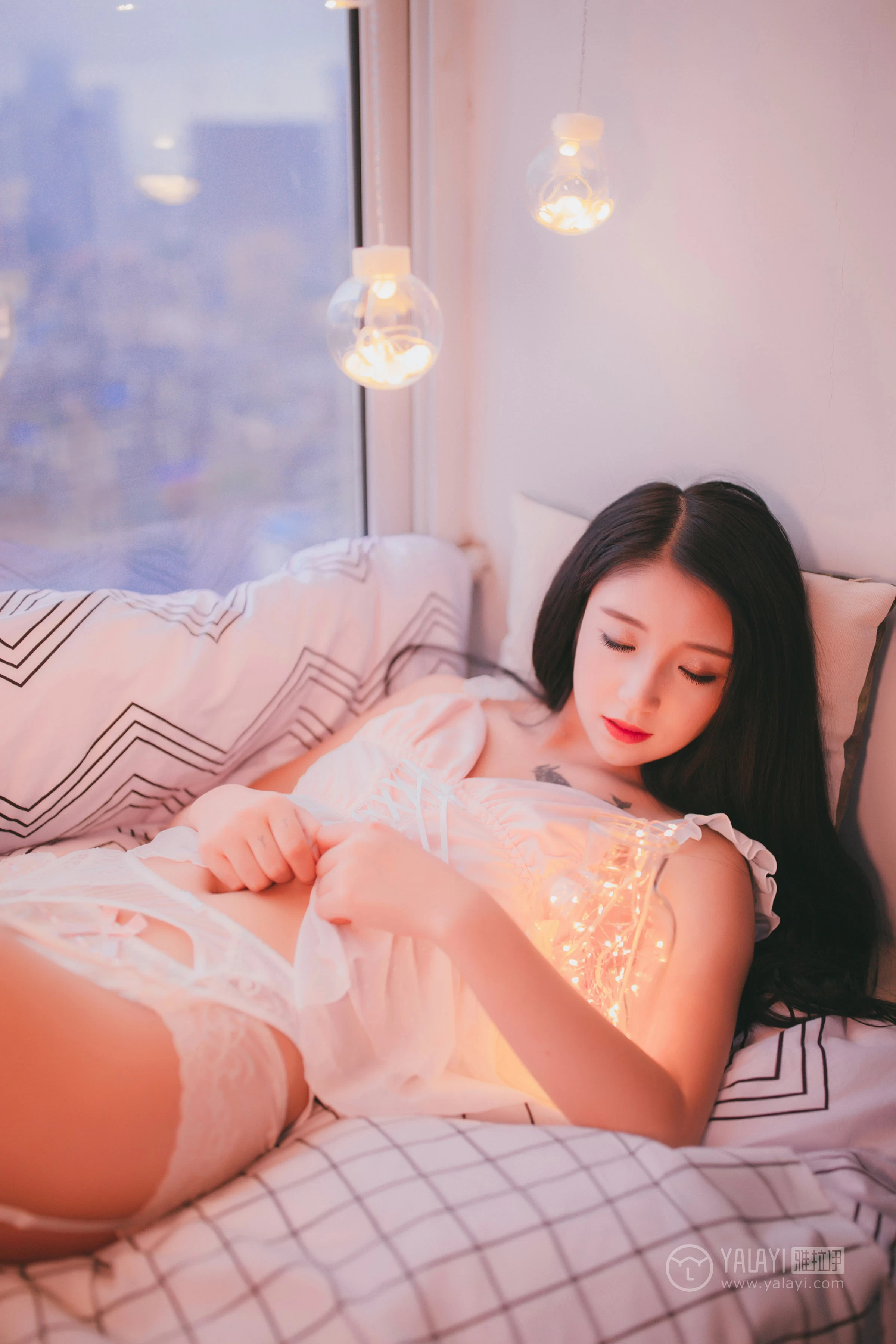 [YALAYI雅拉伊]No.170 花非花 林林子酱 白色透视情趣内衣加白色丝袜美腿性感私房写真集第14张