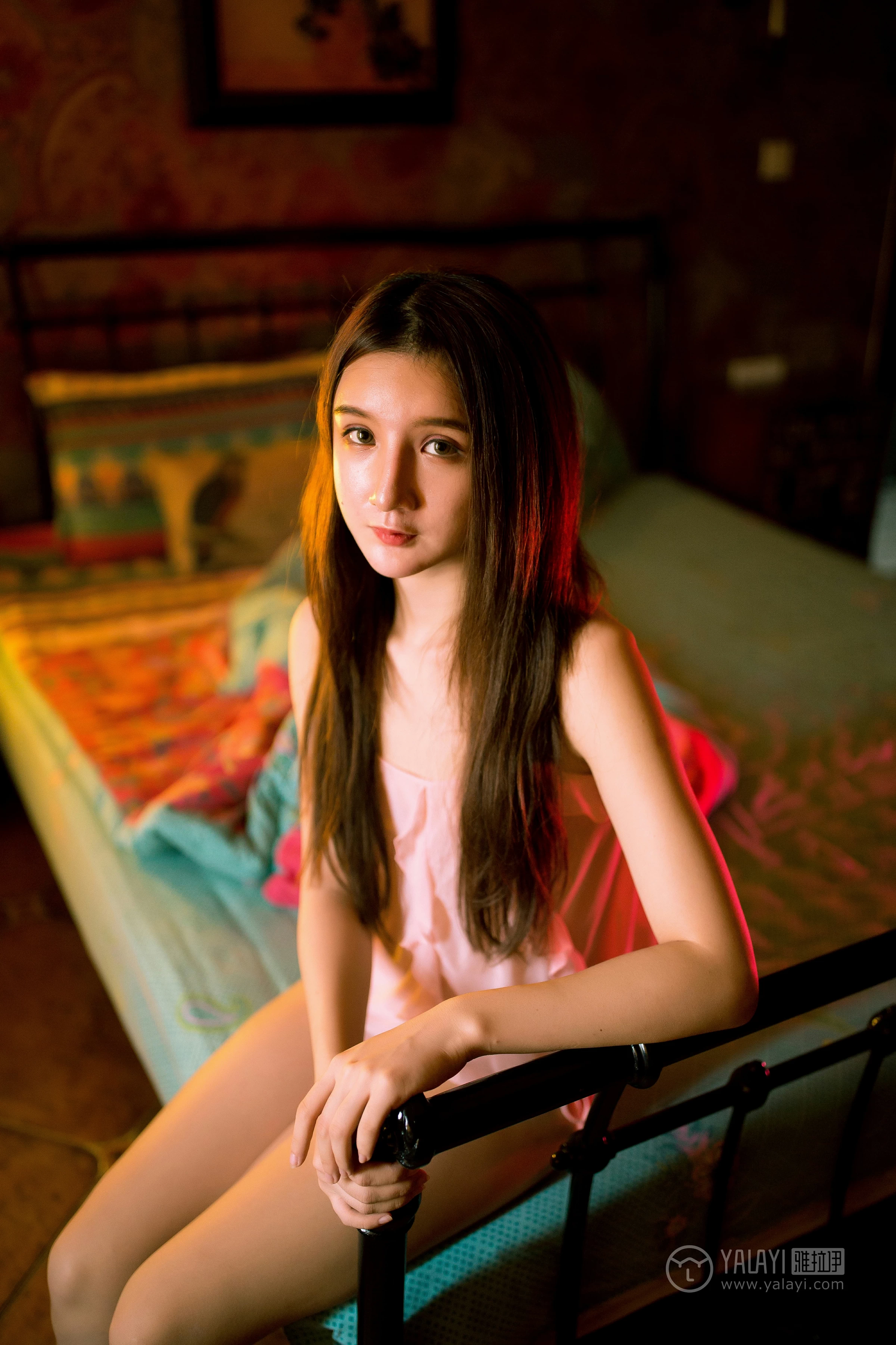 [YALAYI雅拉伊]No.171 玫瑰 刘潇潇 白色透视上衣与粉色吊带情趣内衣性感私房写真集第5张