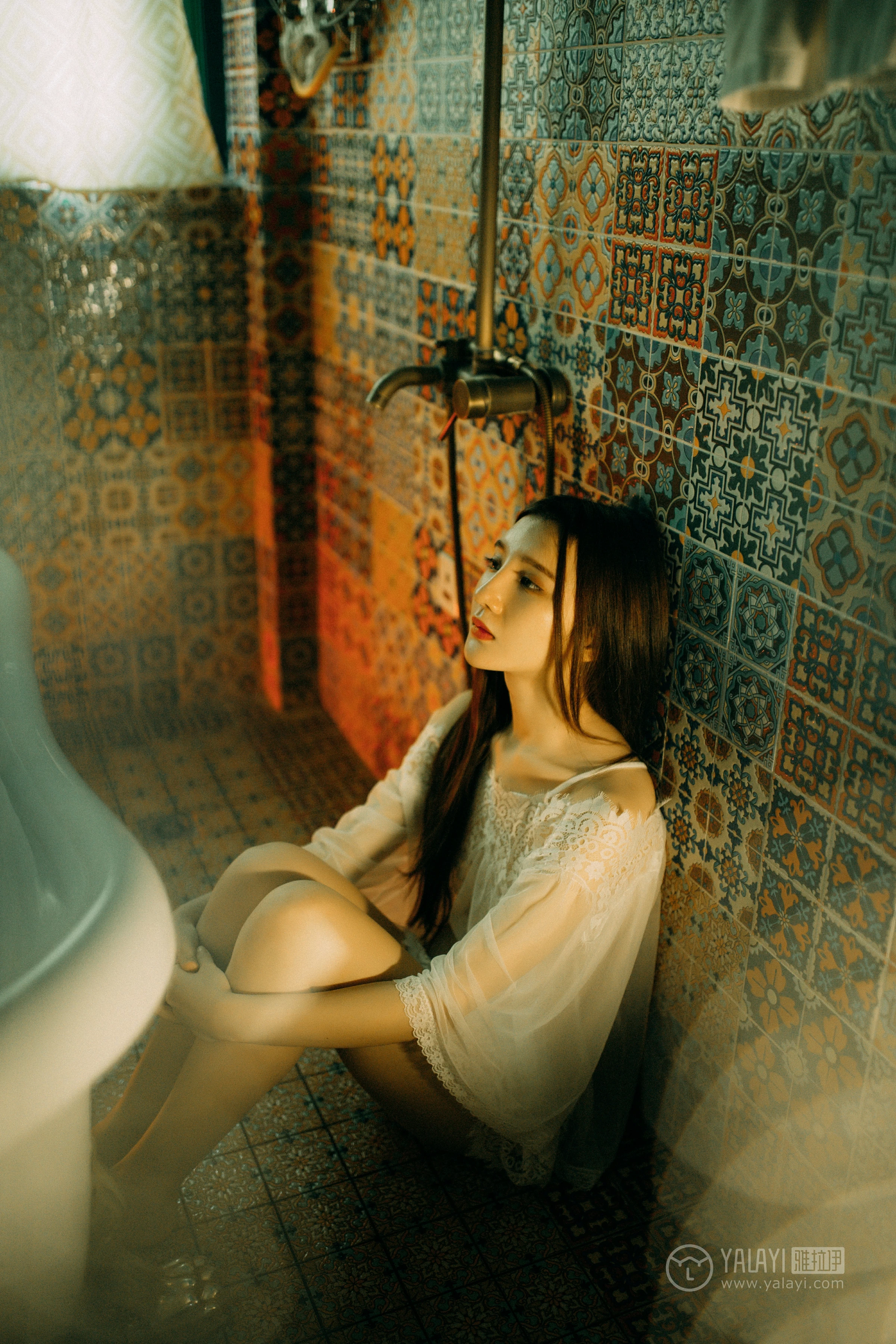 [YALAYI雅拉伊]No.171 玫瑰 刘潇潇 白色透视上衣与粉色吊带情趣内衣性感私房写真集第14张