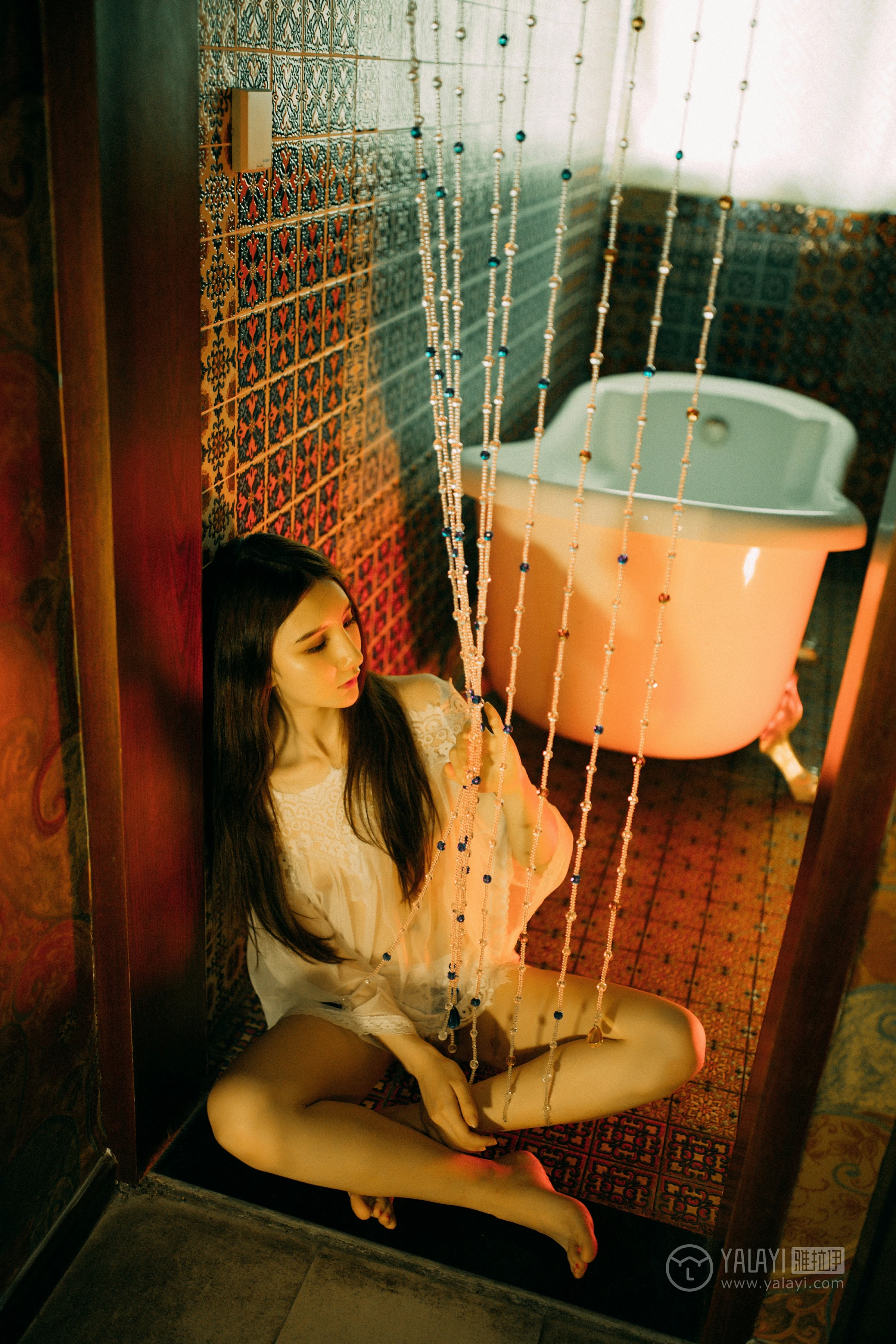 [YALAYI雅拉伊]No.171 玫瑰 刘潇潇 白色透视上衣与粉色吊带情趣内衣性感私房写真集第15张