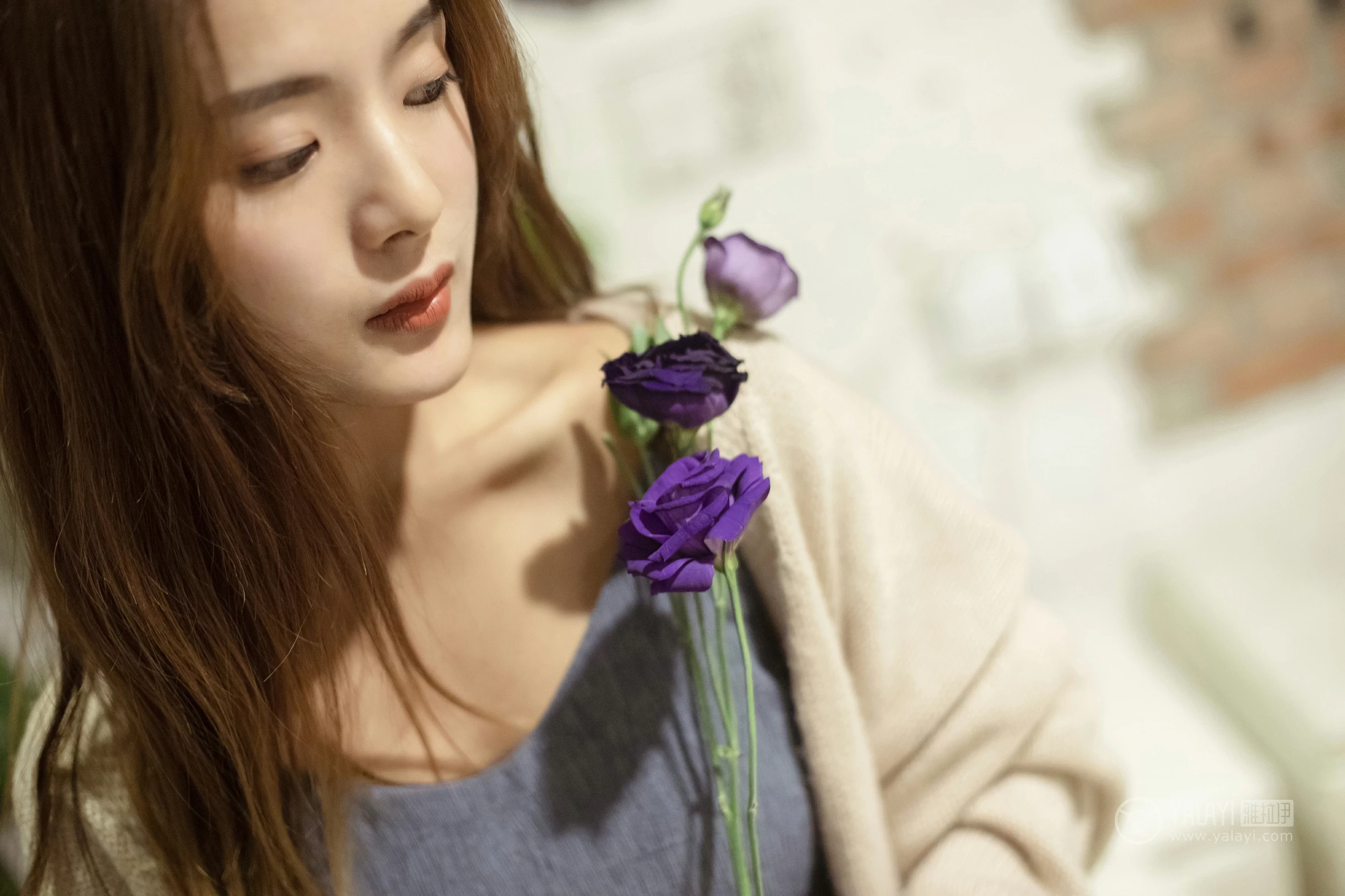 [YALAYI雅拉伊]No.175 不如和我虚度时光 白日梦 米色外套加灰色吊带连衣裙性感私房写真集第17张