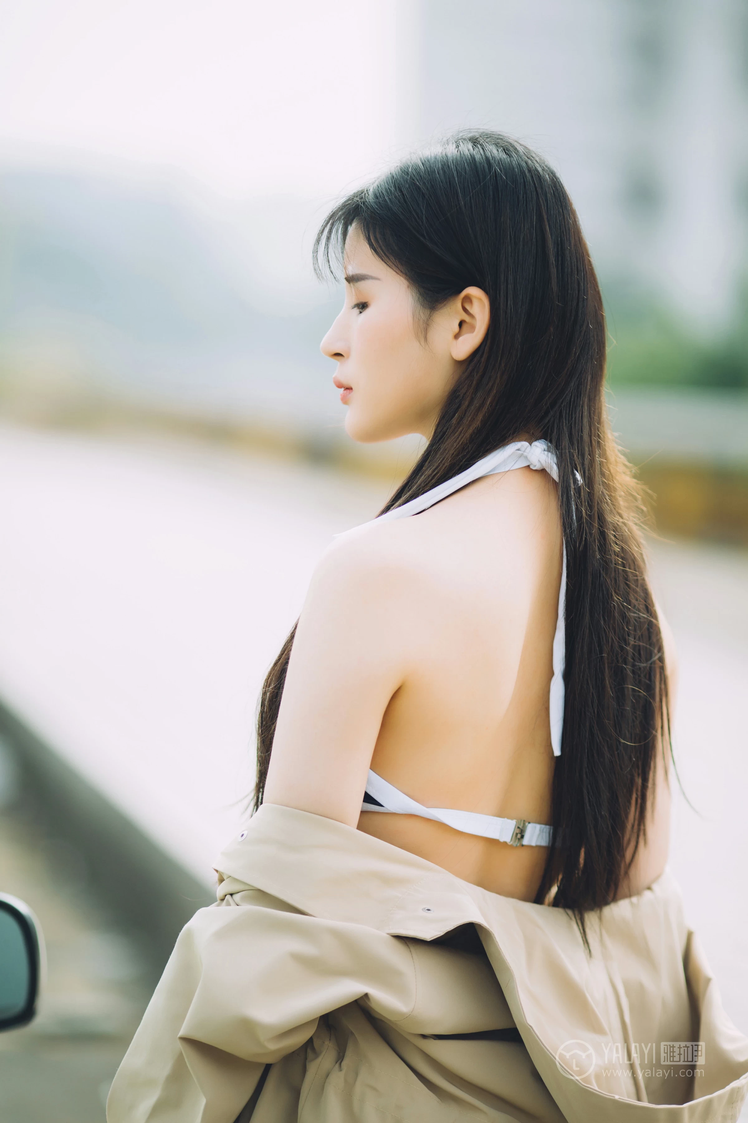 [YALAYI雅拉伊] No.179 焦糖色少女 阿惜 米色风衣与蓝色内衣加短裙性感私房写真集第11张