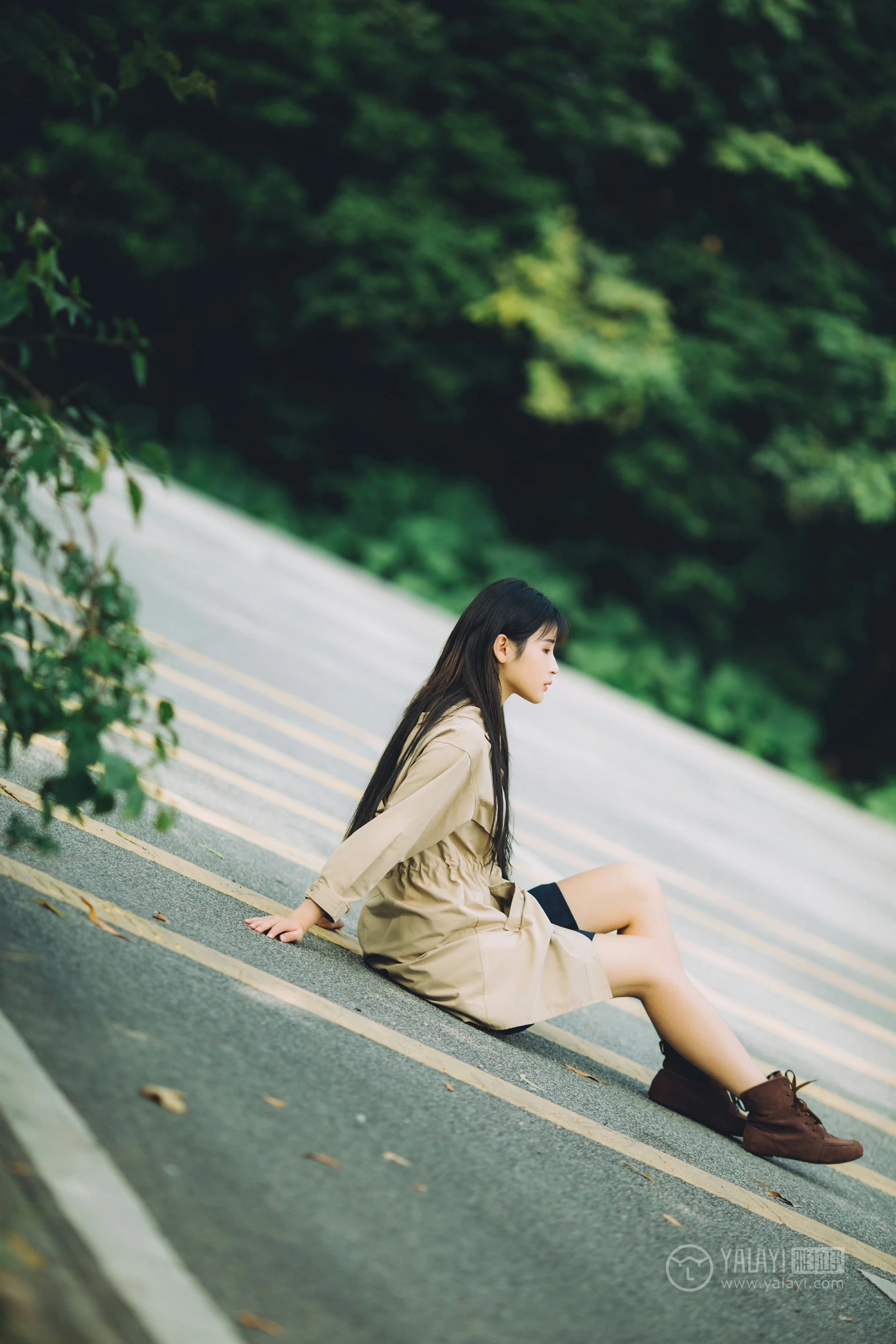 [YALAYI雅拉伊] No.179 焦糖色少女 阿惜 米色风衣与蓝色内衣加短裙性感私房写真集第15张