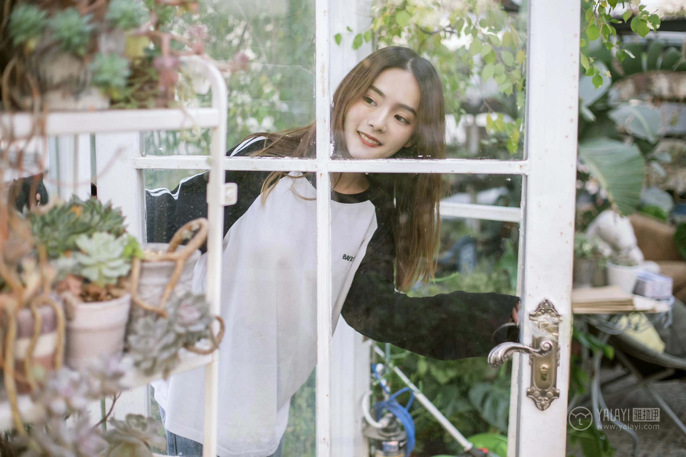 [YALAYI雅拉伊] No.180 我想有个花园 白日梦 黑白卫衣加紧身牛仔裤清纯可爱私房写真集第3张