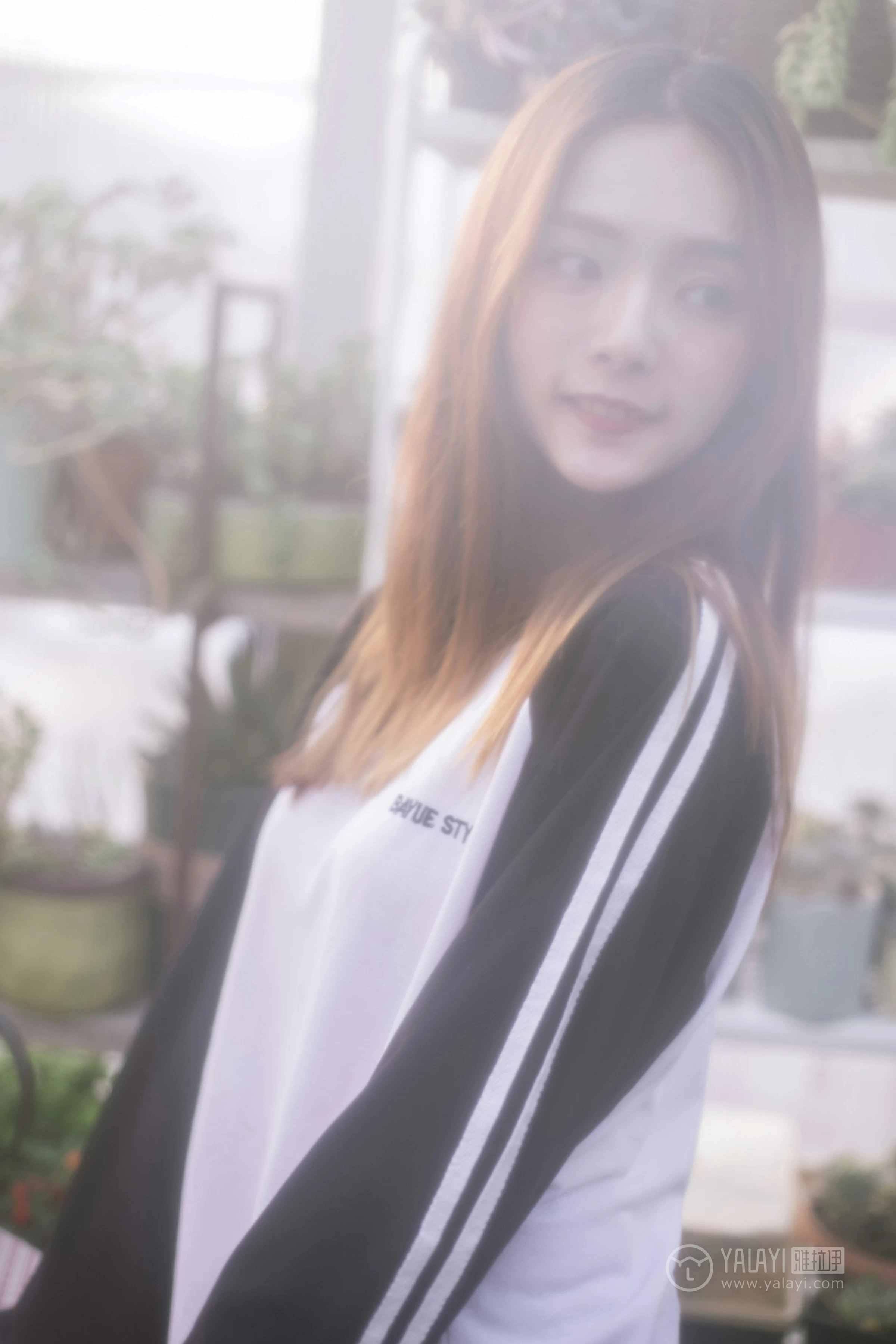 [YALAYI雅拉伊] No.180 我想有个花园 白日梦 黑白卫衣加紧身牛仔裤清纯可爱私房写真集第6张