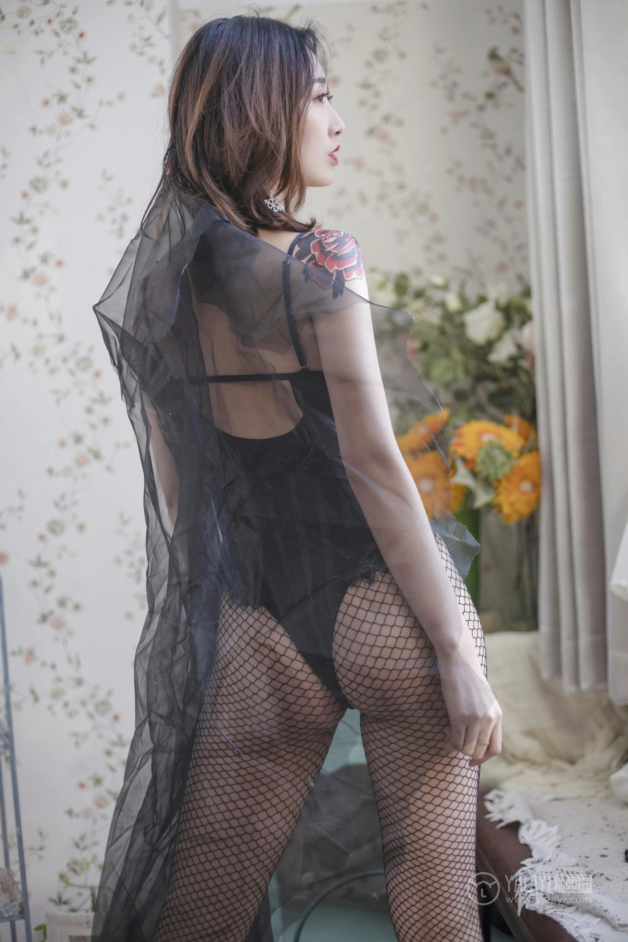 [YALAYI雅拉伊]No.181 窃窃丝语 佳佳 黑色连体透视塑身内衣加黑色情趣渔网袜性感私房写真集第8张