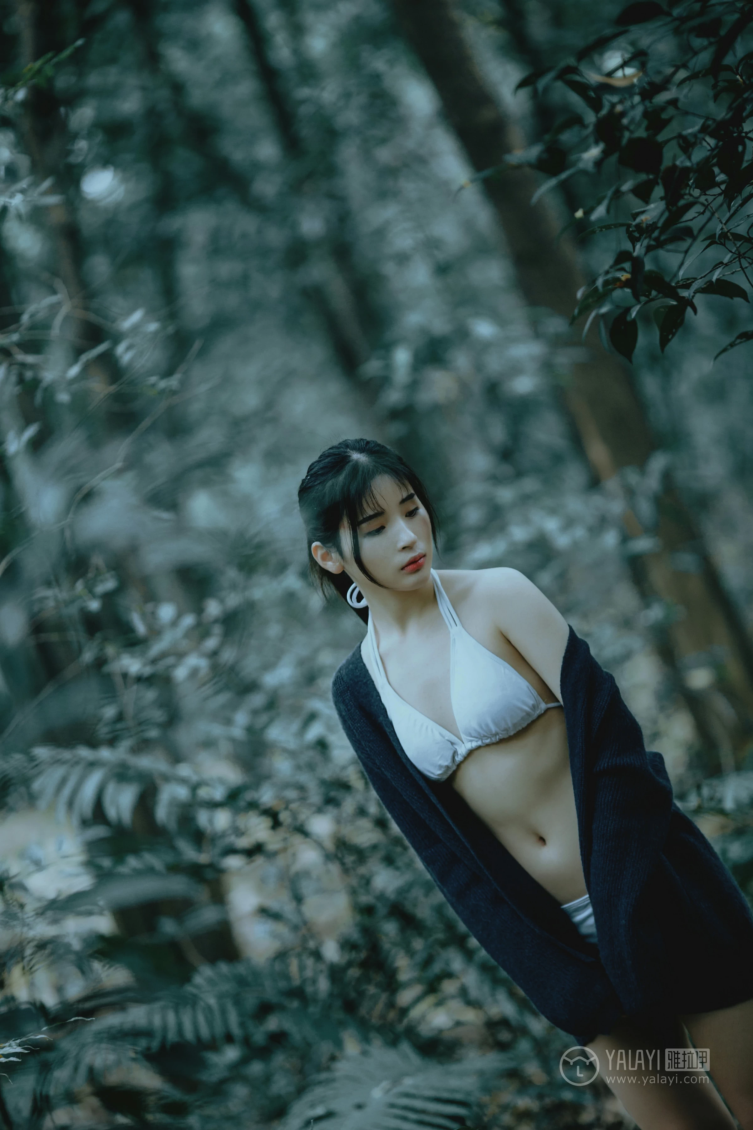 [YALAYI雅拉伊]No.183 深山漫步少女 阿惜 黑色外套与短袖加白色情趣内衣性感私房写真集第12张