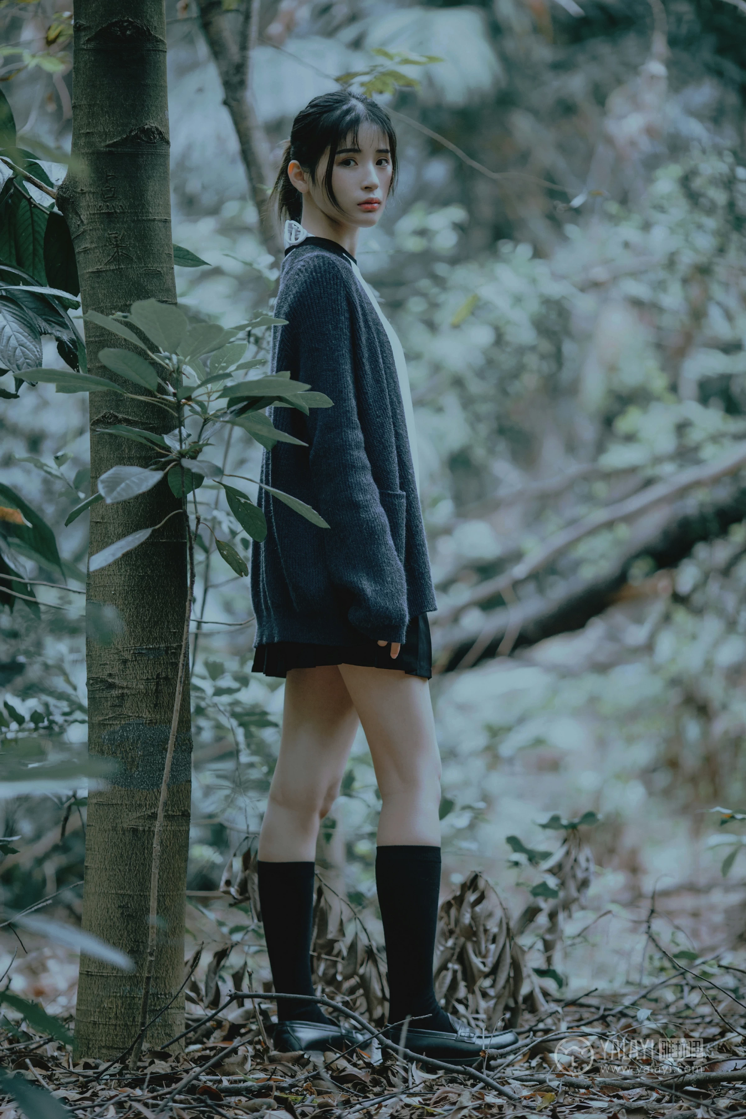 [YALAYI雅拉伊]No.183 深山漫步少女 阿惜 黑色外套与短袖加白色情趣内衣性感私房写真集第3张