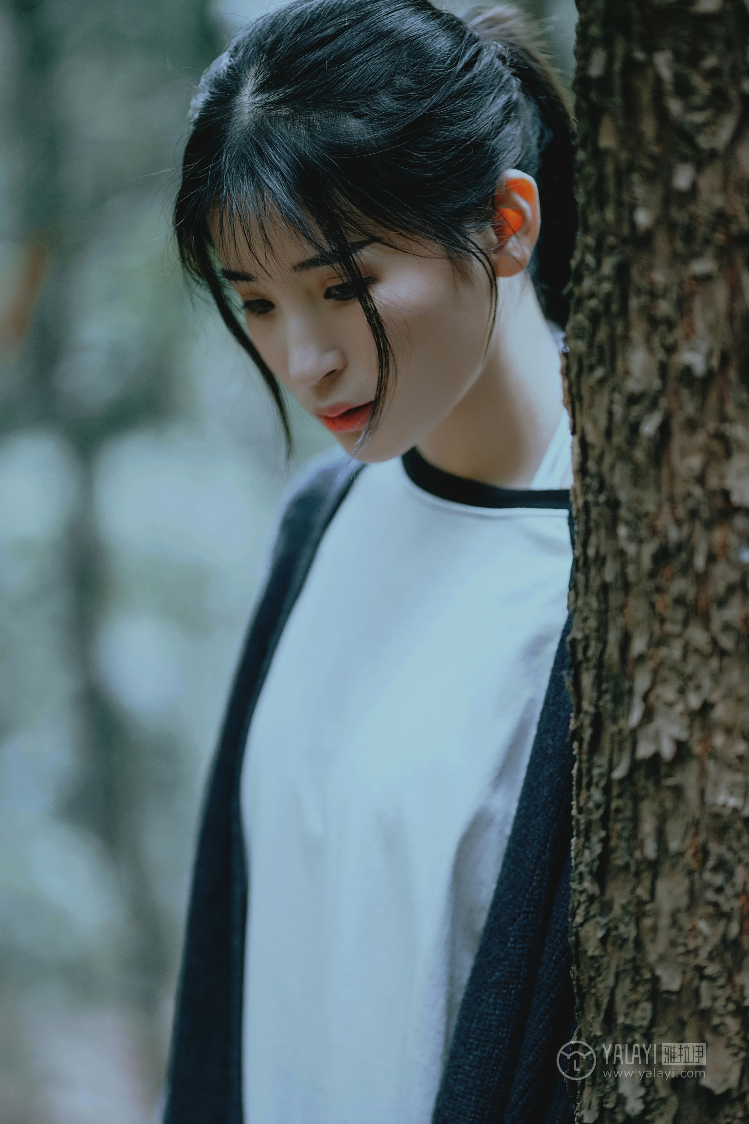 [YALAYI雅拉伊]No.183 深山漫步少女 阿惜 黑色外套与短袖加白色情趣内衣性感私房写真集第6张