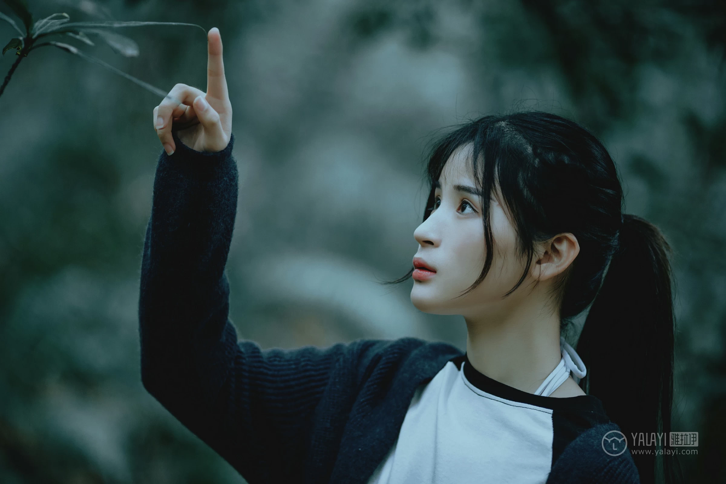 [YALAYI雅拉伊]No.183 深山漫步少女 阿惜 黑色外套与短袖加白色情趣内衣性感私房写真集第6张
