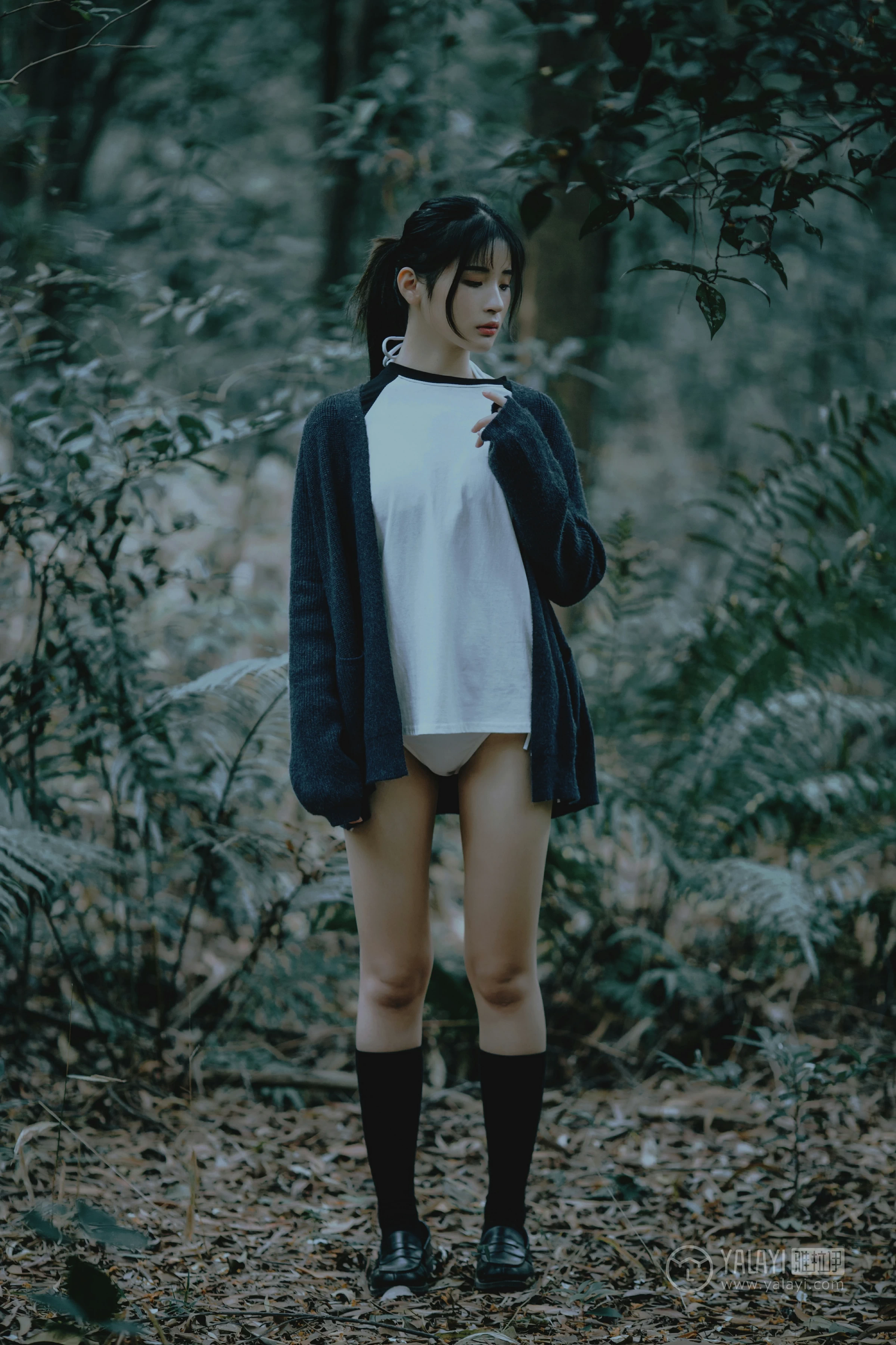 [YALAYI雅拉伊]No.183 深山漫步少女 阿惜 黑色外套与短袖加白色情趣内衣性感私房写真集第7张