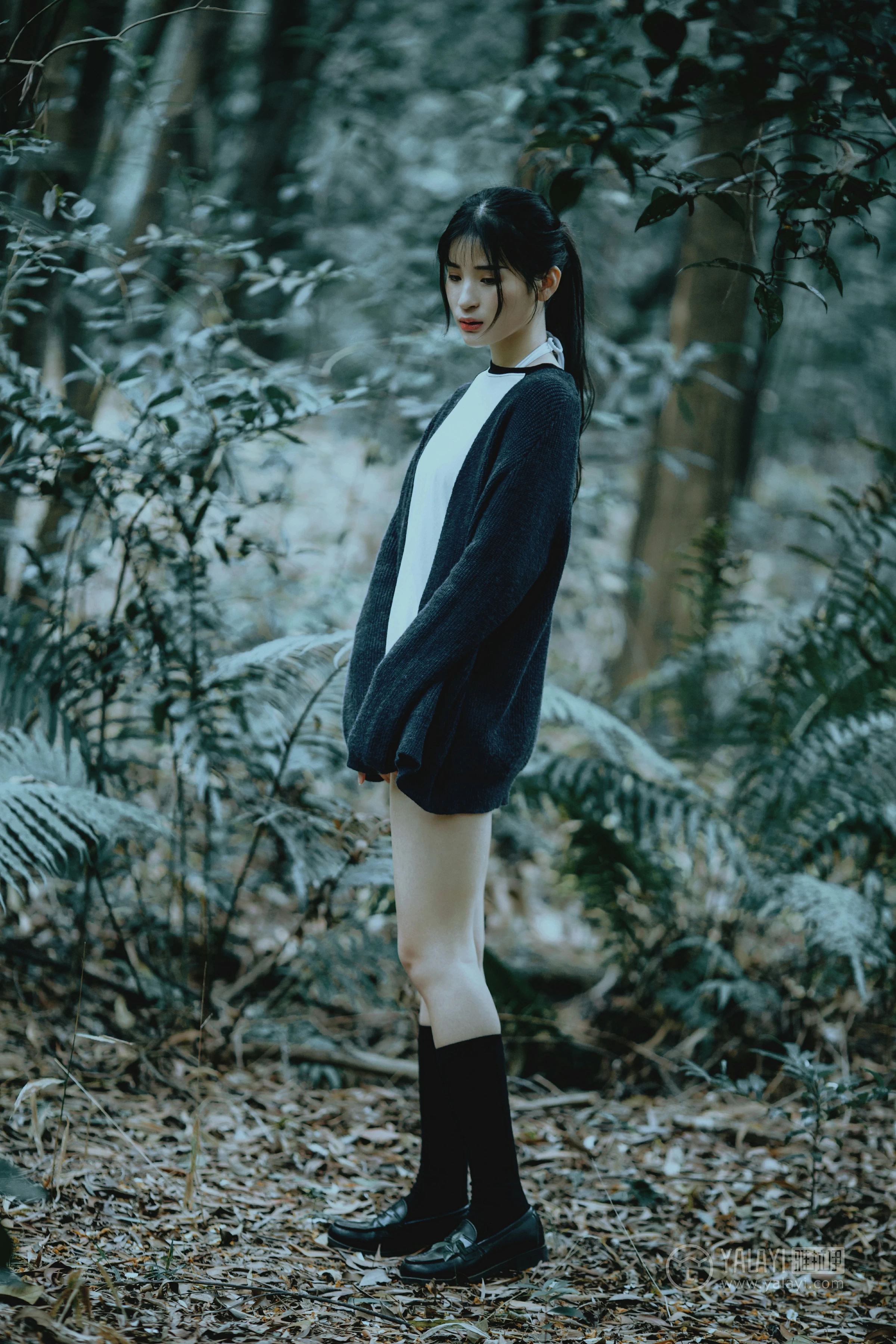 [YALAYI雅拉伊]No.183 深山漫步少女 阿惜 黑色外套与短袖加白色情趣内衣性感私房写真集第8张