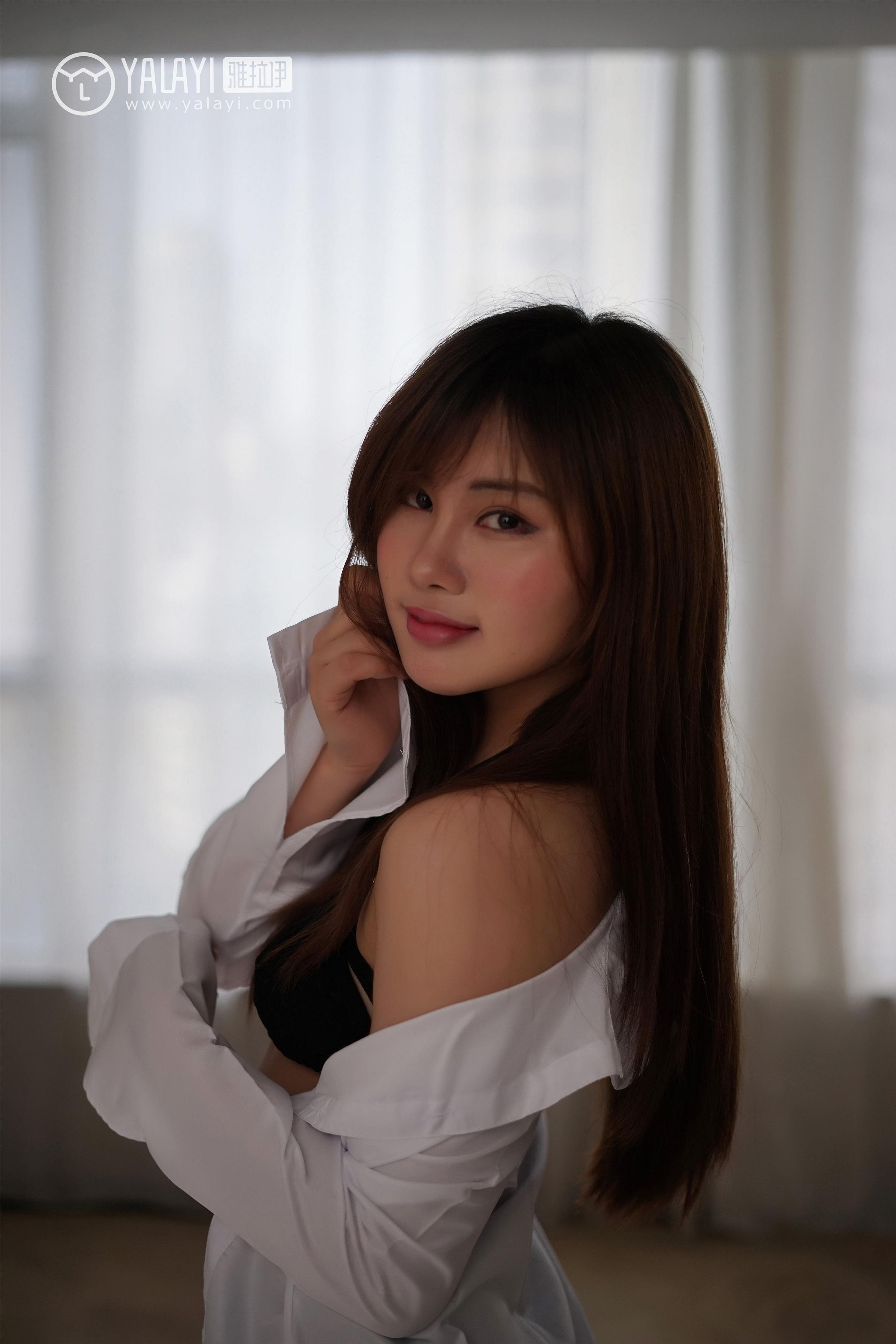 [YALAYI雅拉伊]NO.002 妮妮的黑丝诱惑 艾妮妮 性感女警官制服与短裙加黑色丝袜美腿私房写真集第4张