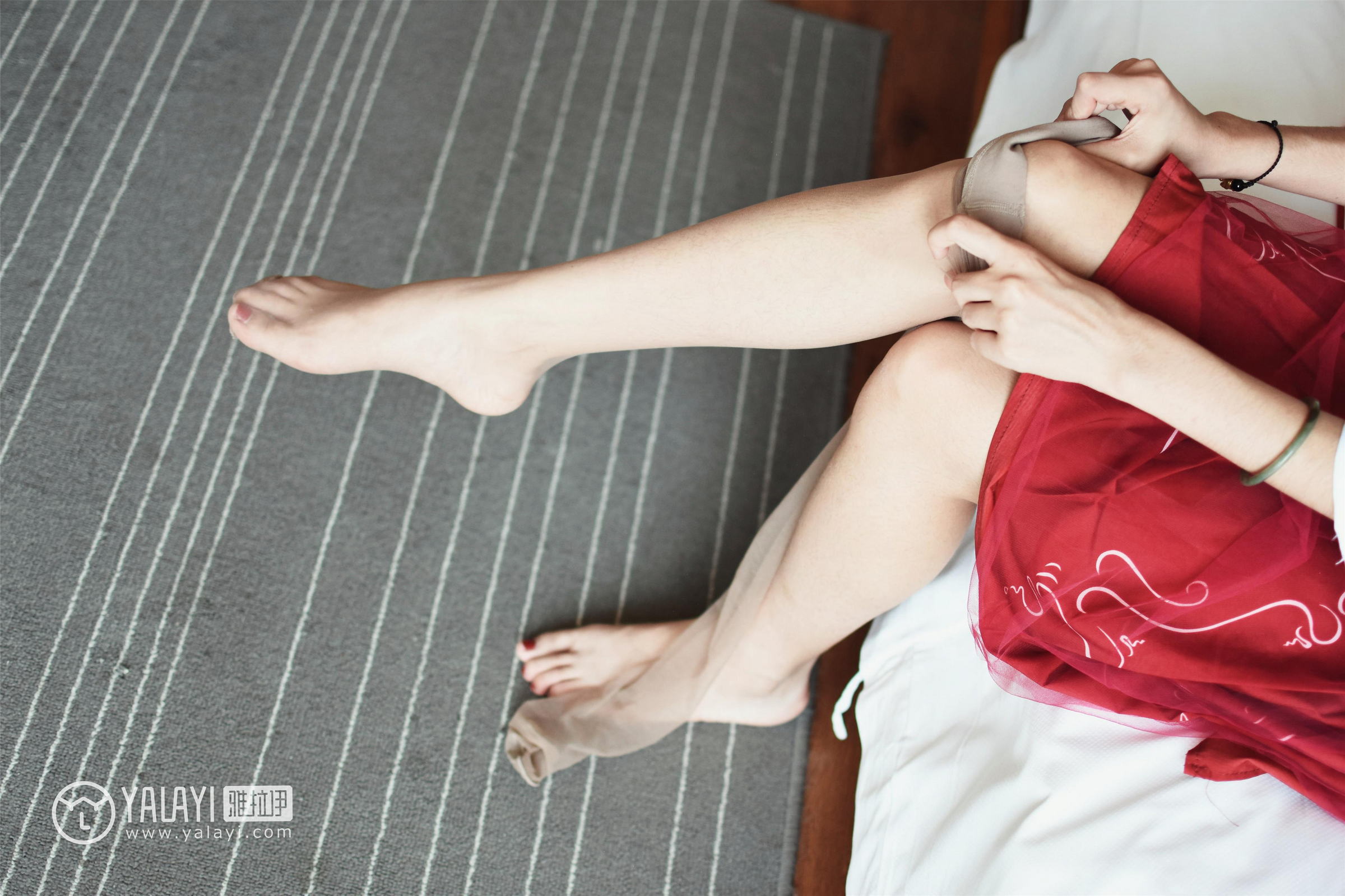 [YALAYI雅拉伊]NO.004 古装肉丝 林小珂 白色衬衫与短裙加肉色丝袜美腿性感私房写真集第6张
