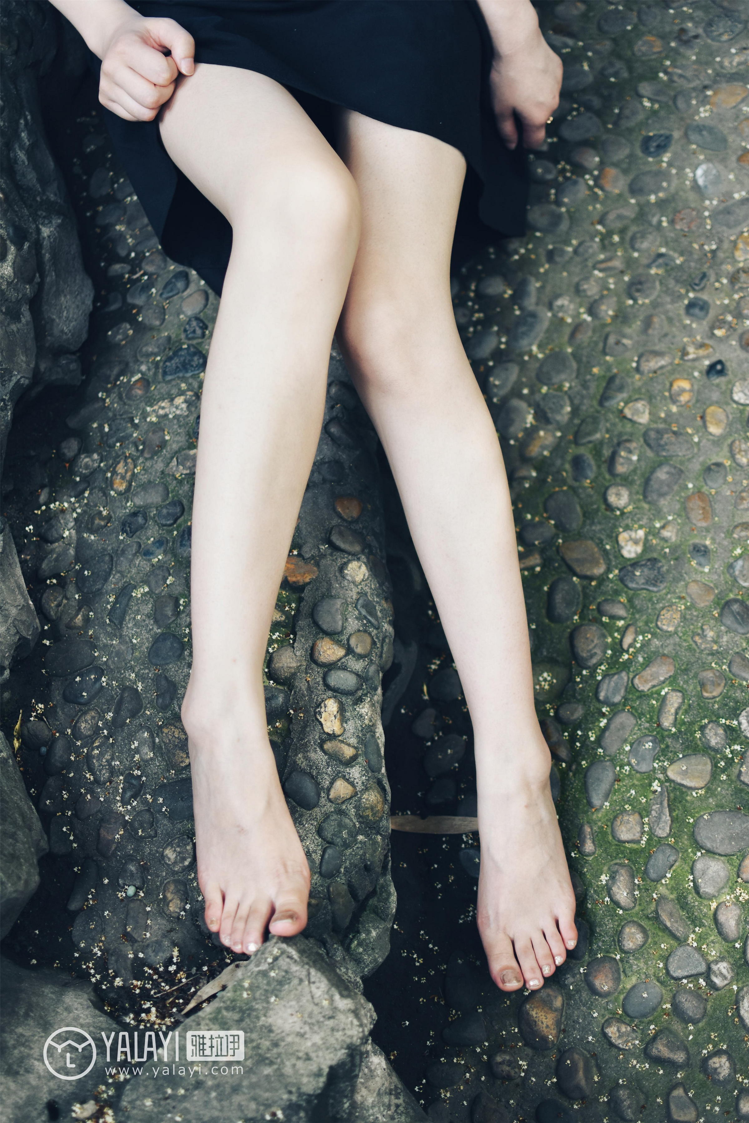 [YALAYI雅拉伊]NO.005 民国女孩叶肖肖 民国女生制服与白色短袖及黑色短裙加肉色丝袜美腿性感私房写真集第7张