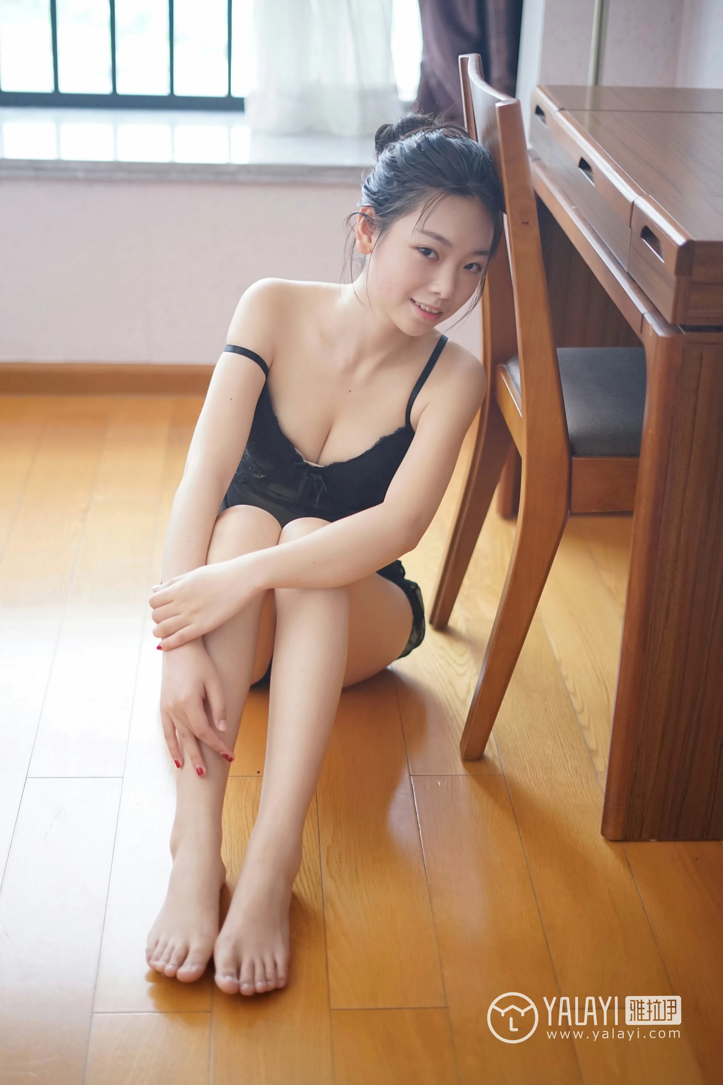 [YALAYI雅拉伊]NO.021 少女女仆 严冰冰 性感制服与黑色透视情趣内衣裙私房写真集第14张