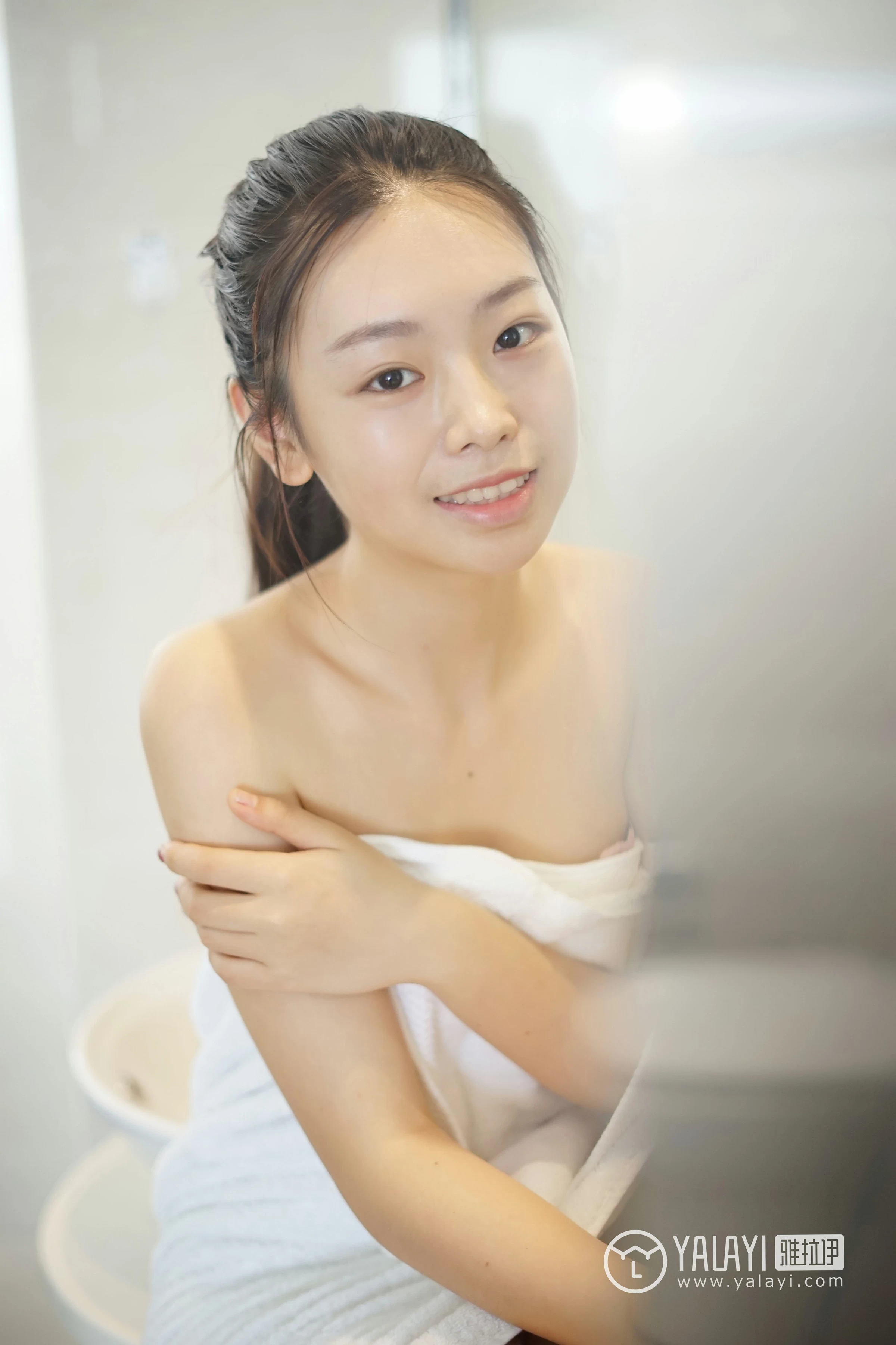 [YALAYI雅拉伊]NO.022 私房物语 严冰冰 黑色紧身制服加格子短裙与白色浴袍性感私房写真集第12张