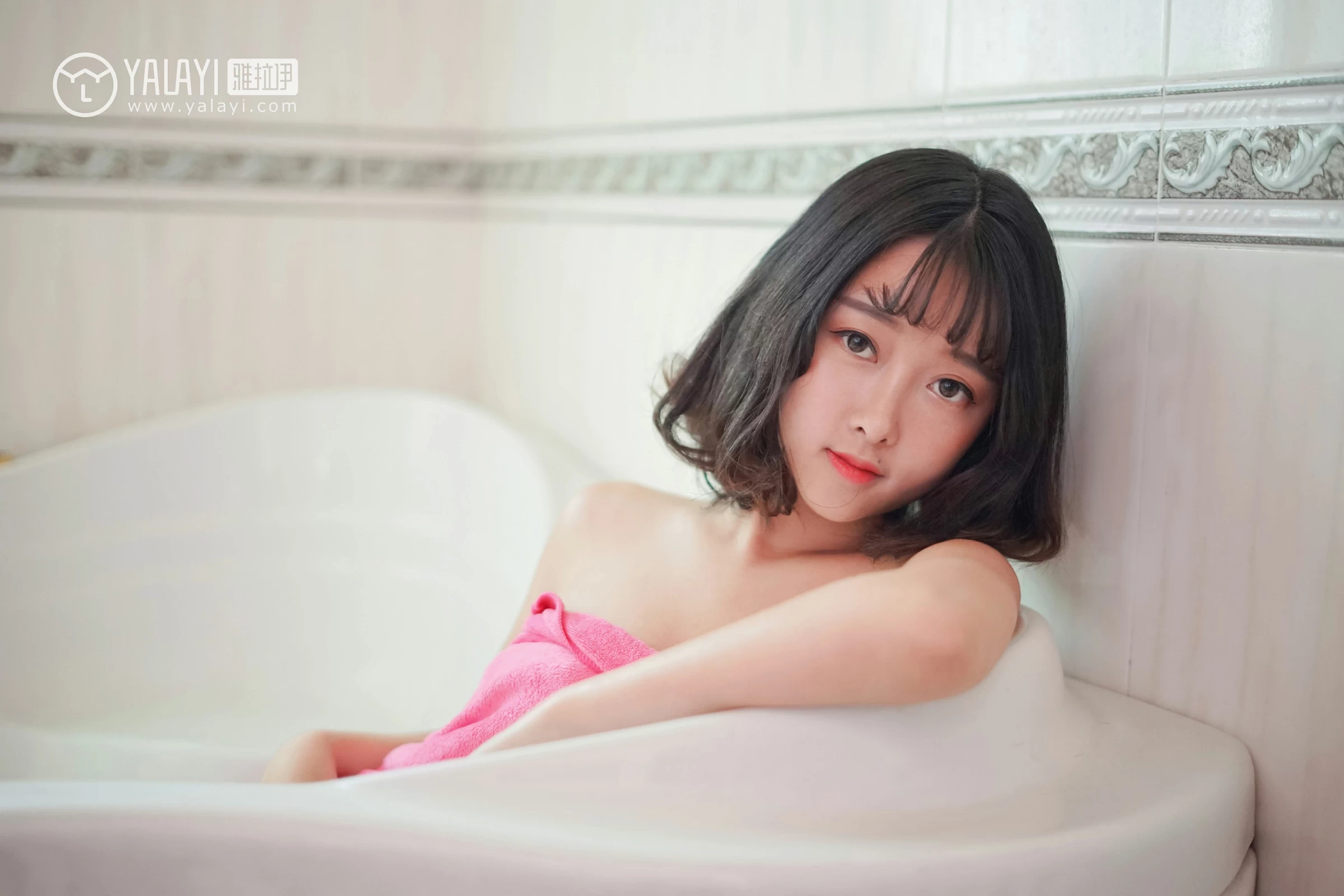 [YALAYI雅拉伊]NO.025 醉在红酒杯里 王小淼 红色蕾丝塑身内衣与红色浴袍性感私房写真集第14张