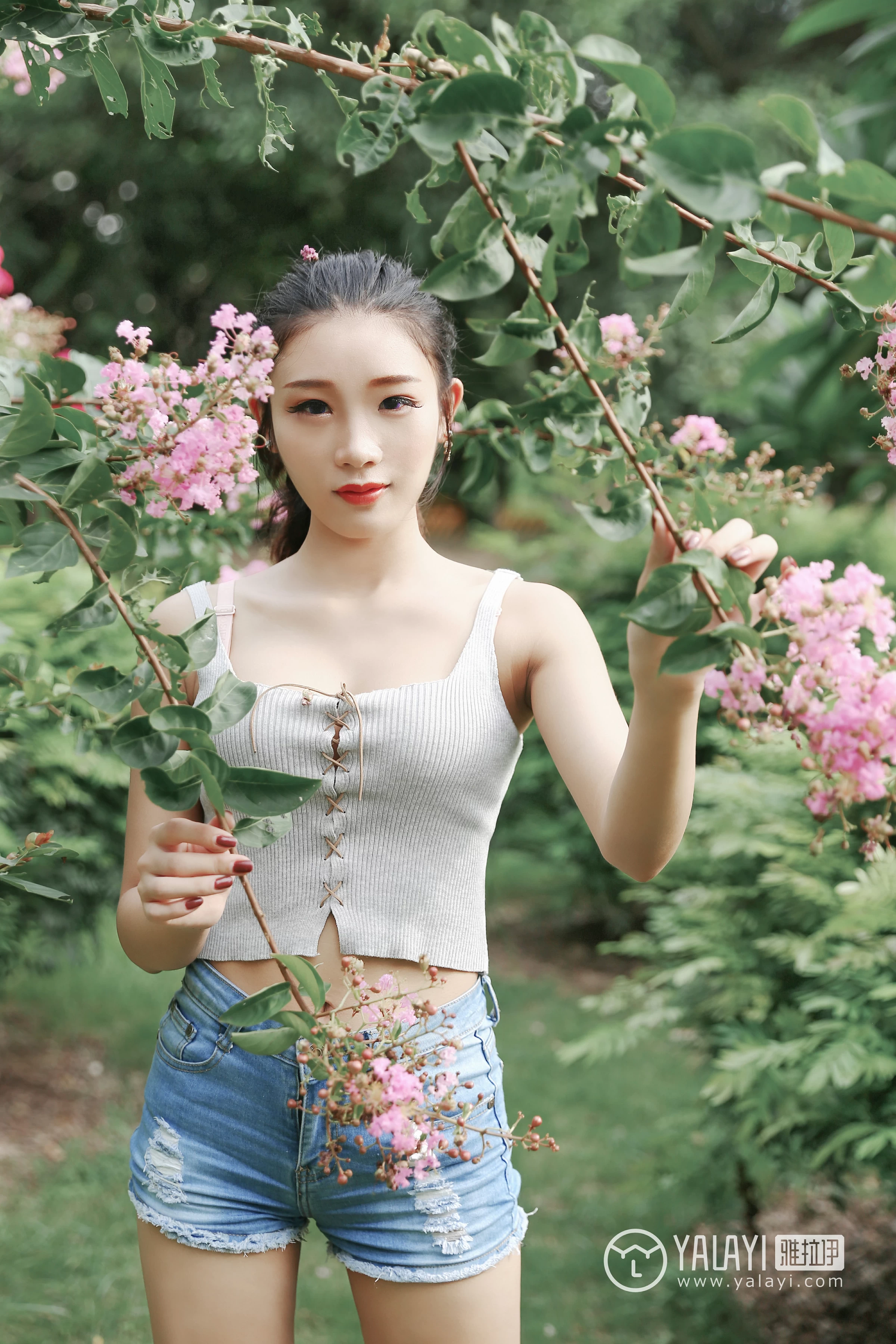 [YALAYI雅拉伊]NO.026 花儿少女 兔洱 白色背心加牛仔热裤性感私房写真集第5张