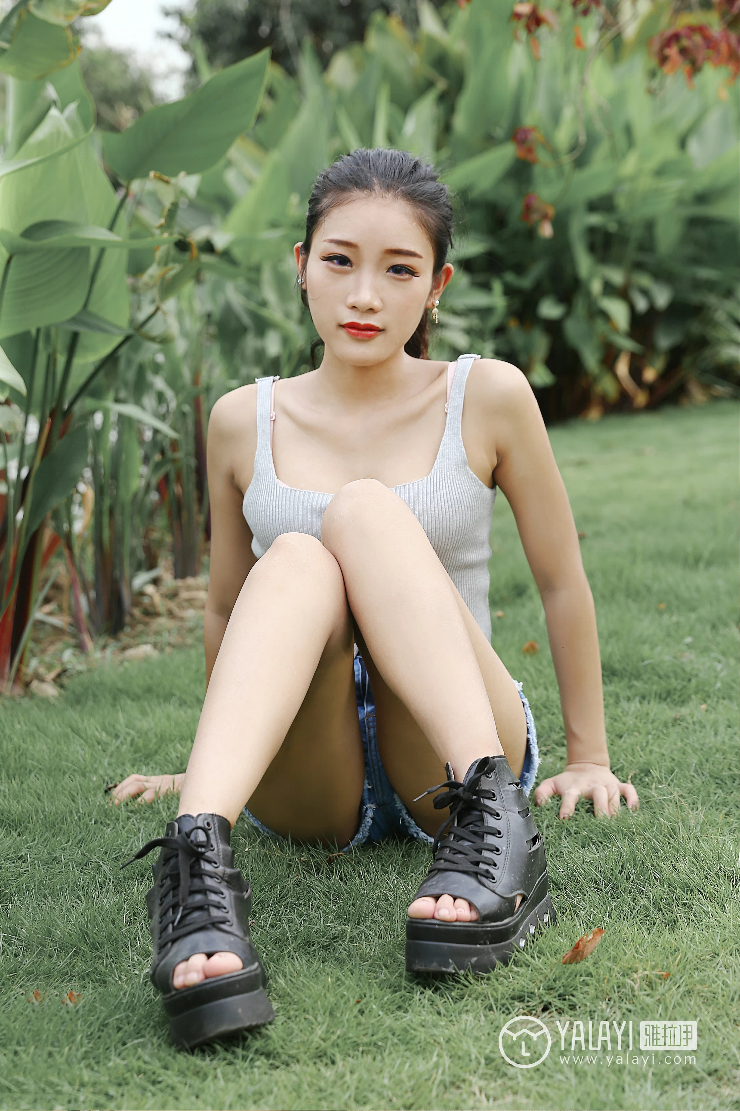 [YALAYI雅拉伊]NO.026 花儿少女 兔洱 白色背心加牛仔热裤性感私房写真集第9张