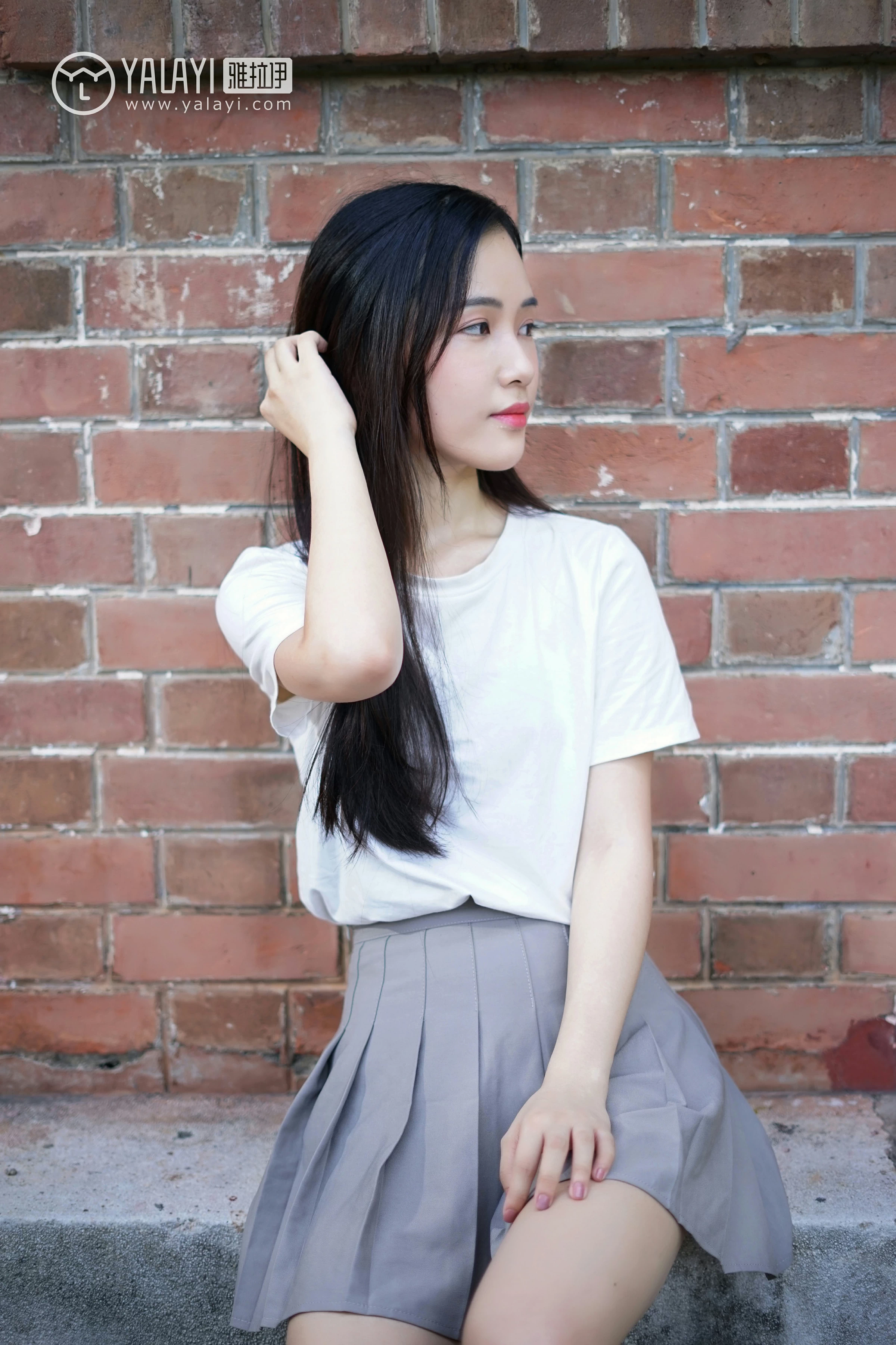 [YALAYI雅拉伊]NO.027 校园邂逅 卡柔 白色短袖加灰色短裙与吊带连衣裙性感私房写真集第6张