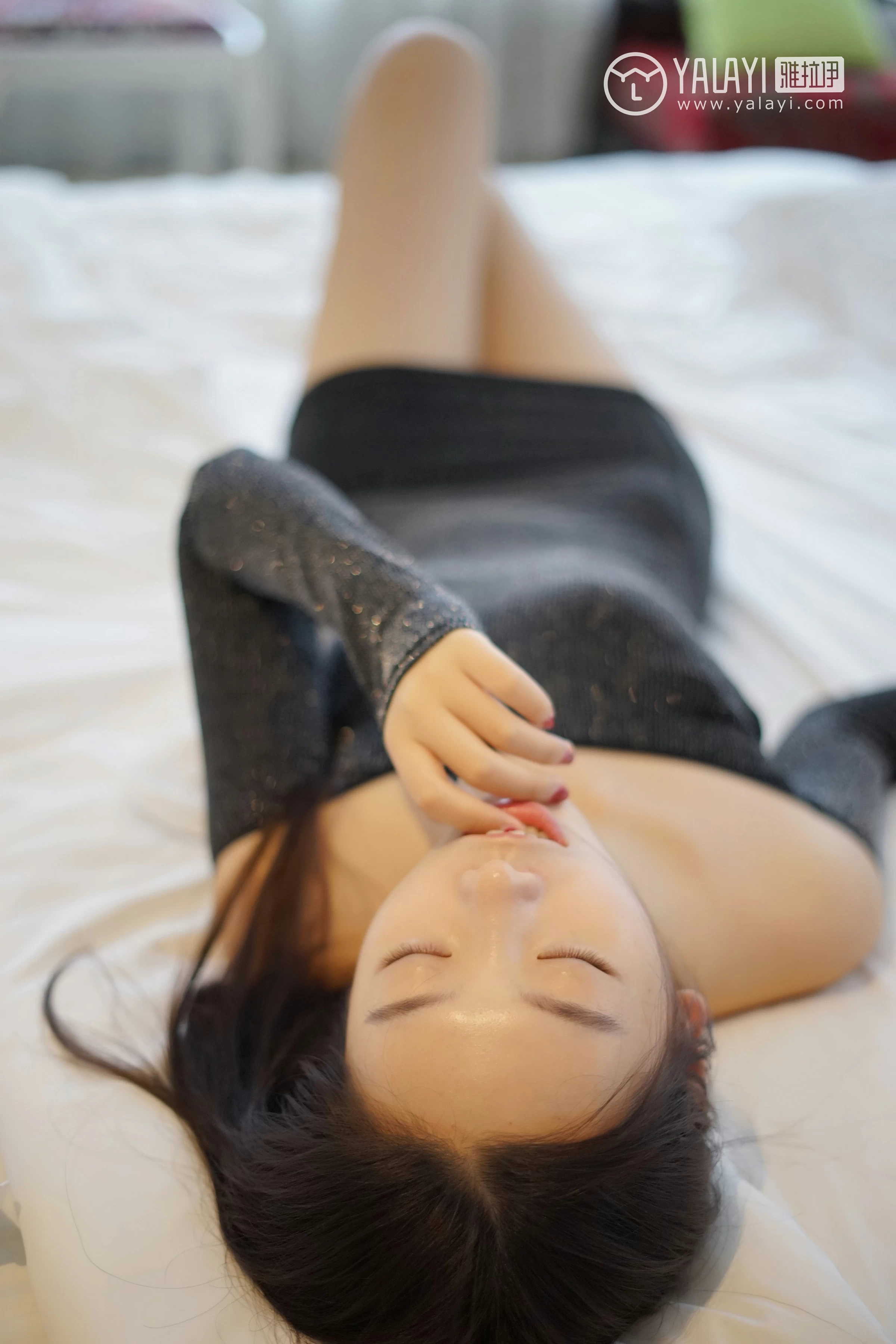 [YALAYI雅拉伊]NO.019 滚床单的诱惑 严冰冰 黑色紧身抹胸连衣裙性感私房写真集第10张