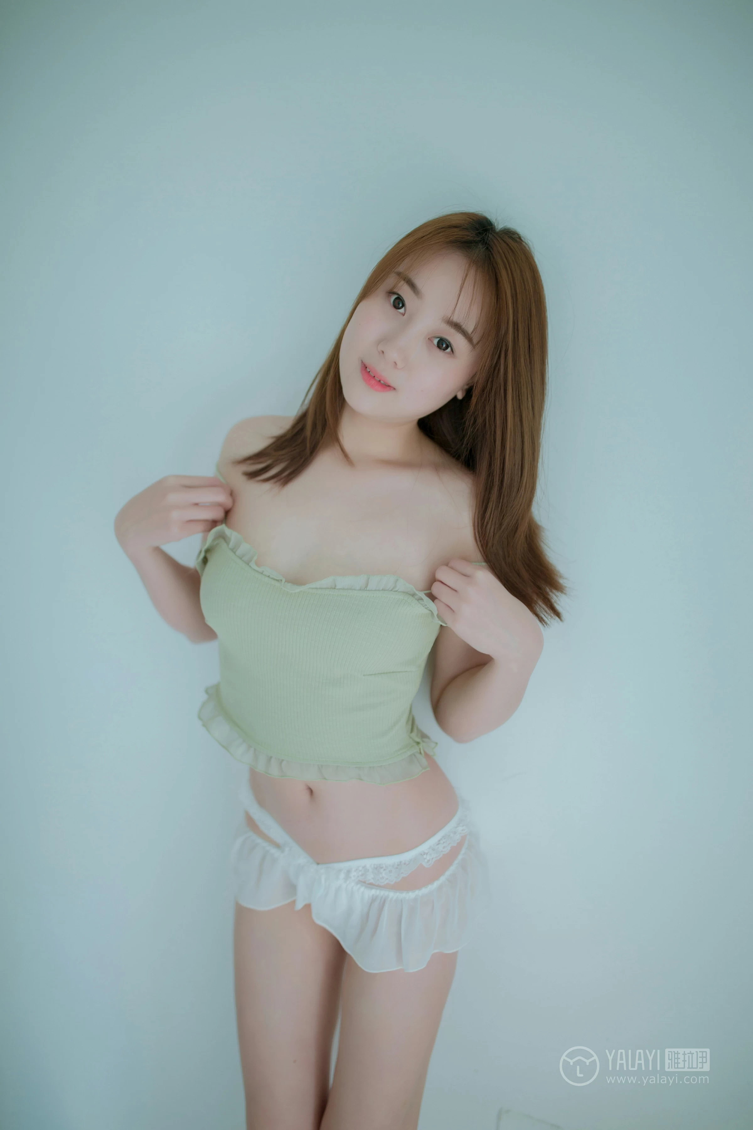 [YALAYI雅拉伊]No.205 薄荷味 水水酱 吊带蕾丝内衣加白色镂空丝袜性感私房写真集第13张