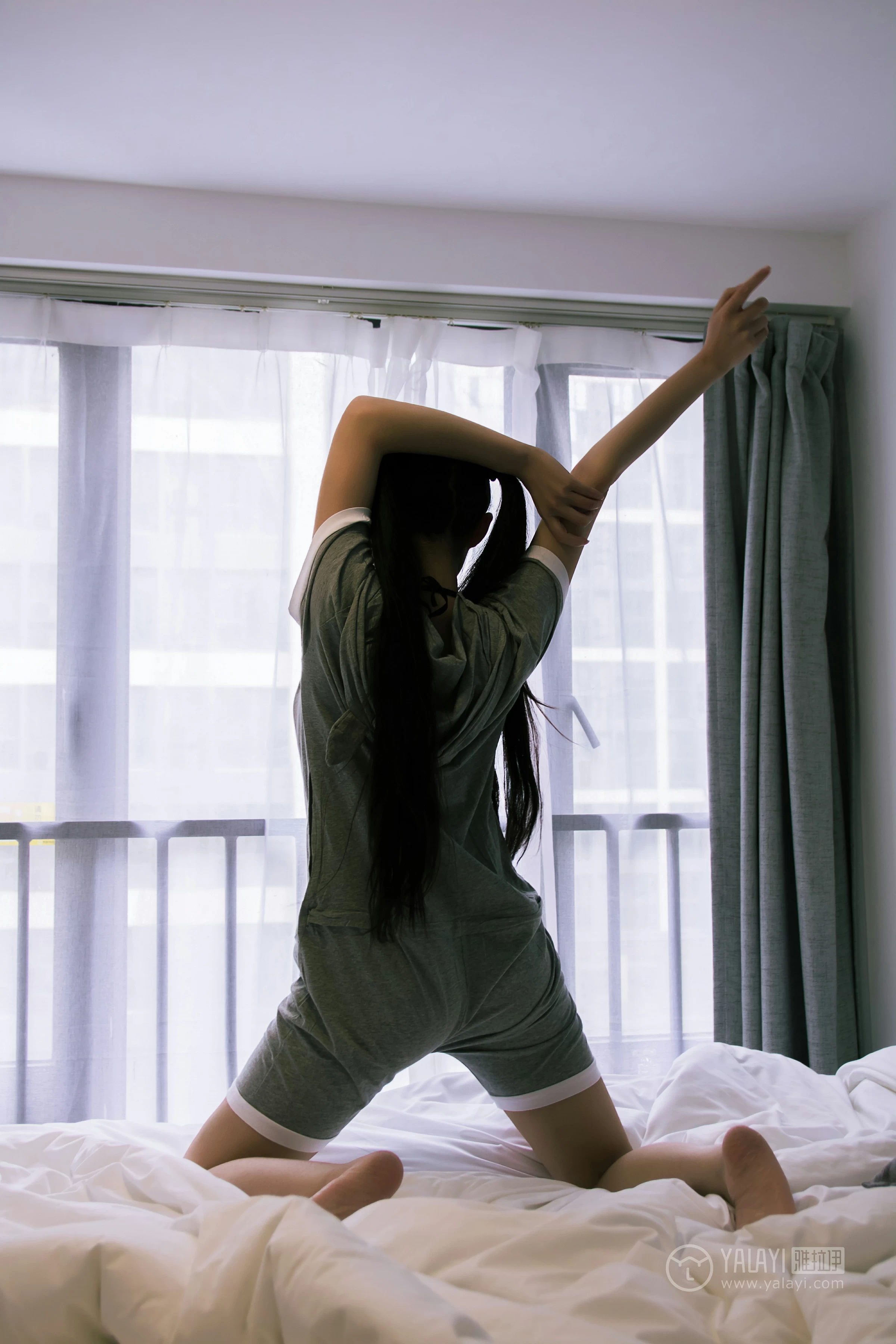 [YALAYI雅拉伊]No.201 龙猫睡衣 小琉 灰色连身睡衣加黑色情趣内衣性感私房写真集第3张