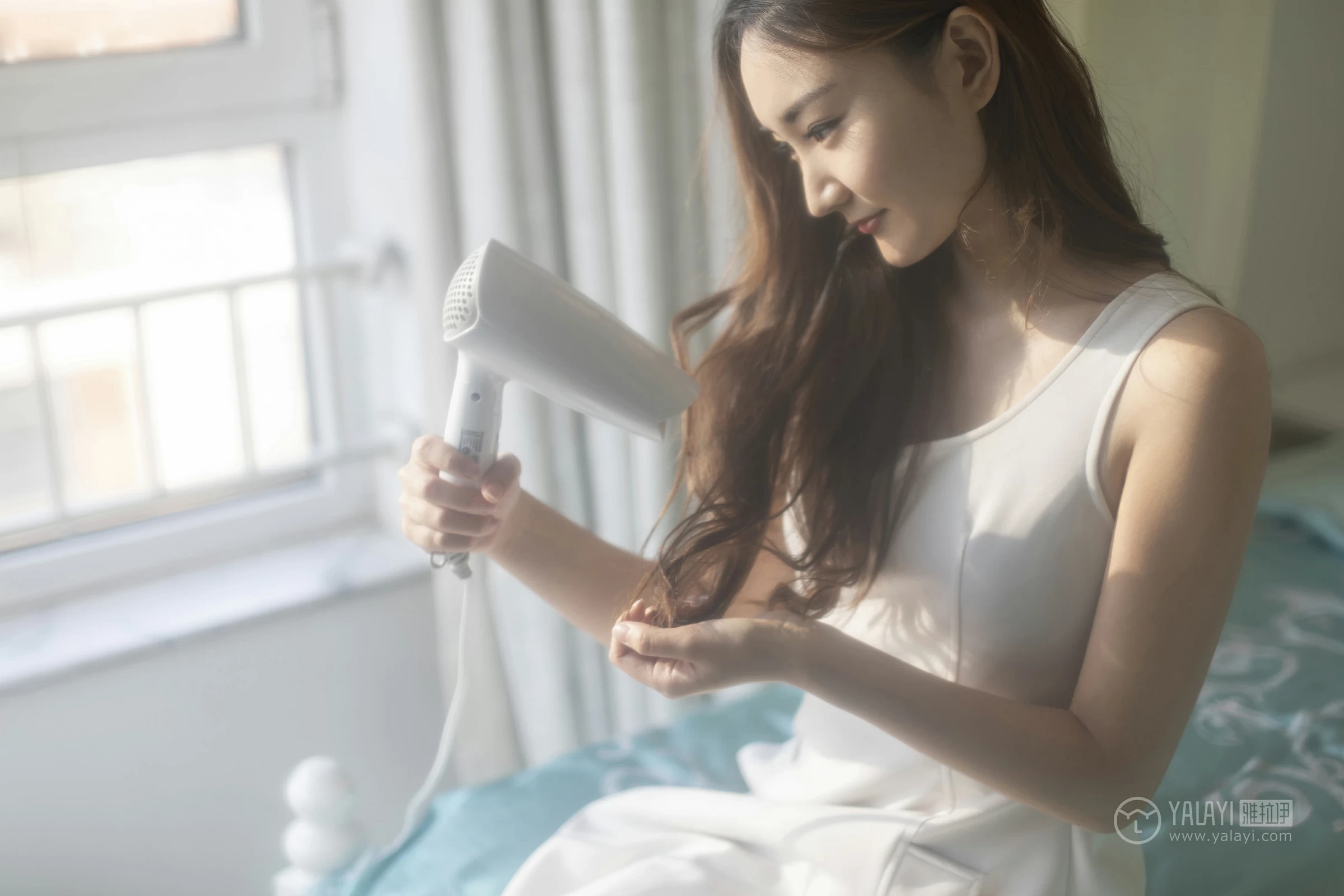 [YALAYI雅拉伊]No.212 白色星期六 丁煊彤 白色连身礼裙性感私房写真集第9张