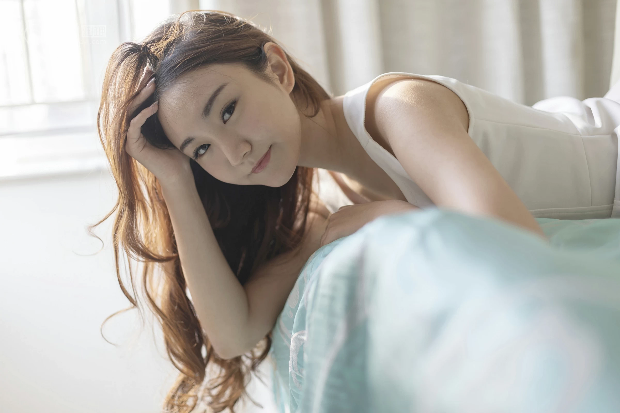 [YALAYI雅拉伊]No.212 白色星期六 丁煊彤 白色连身礼裙性感私房写真集第17张