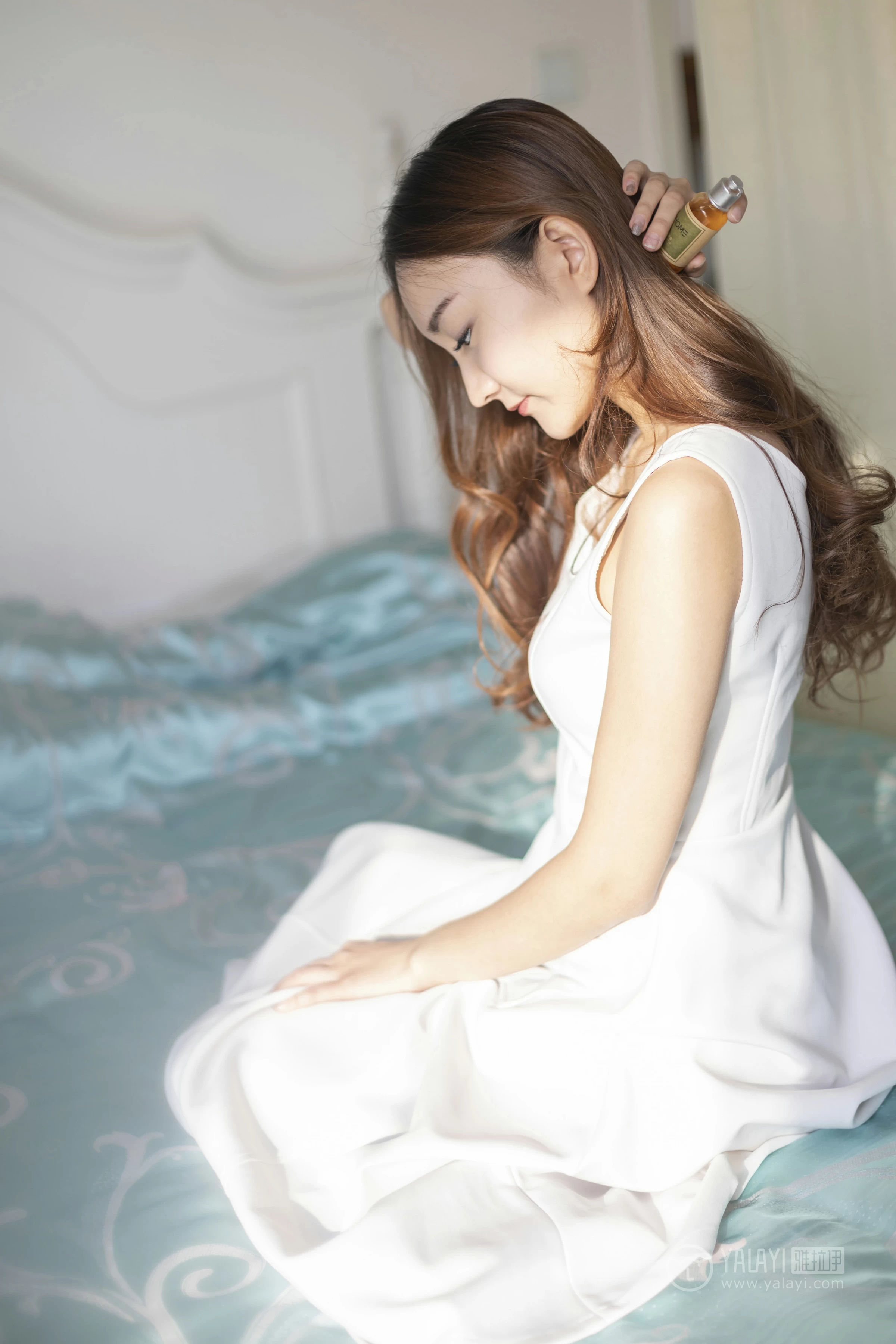 [YALAYI雅拉伊]No.212 白色星期六 丁煊彤 白色连身礼裙性感私房写真集第17张