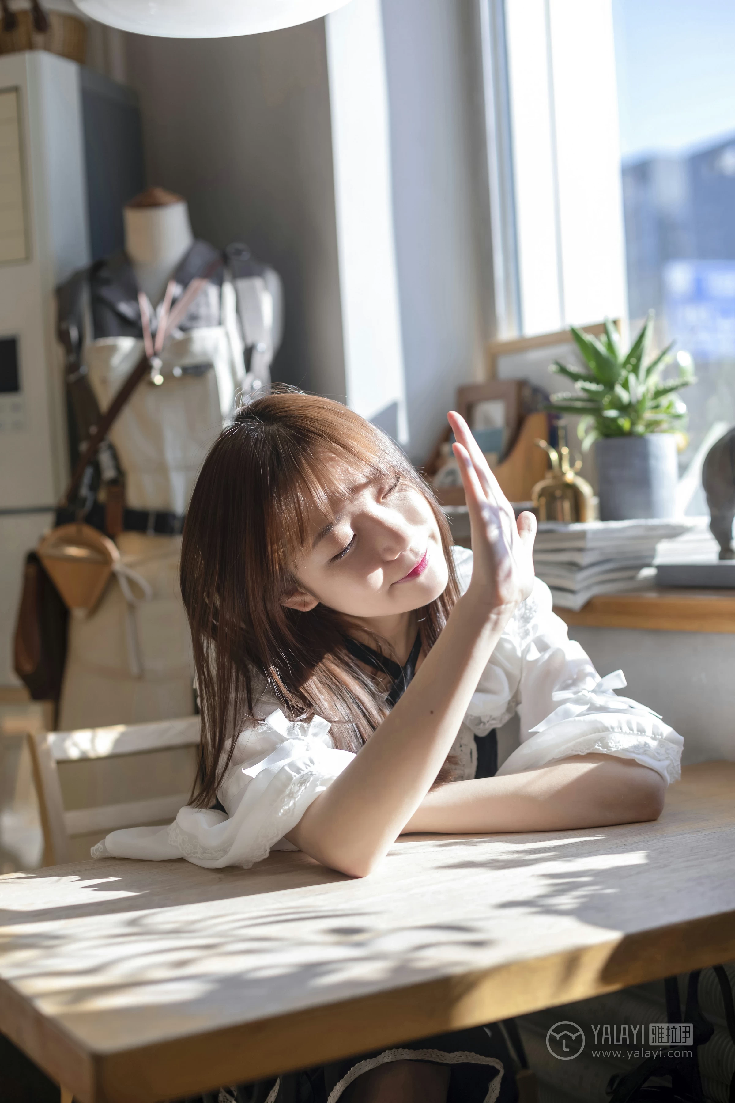 [YALAYI雅拉伊]No.219 半糖洛丽塔 刘开心 情趣公主制服连衣裙性感私房写真集第4张