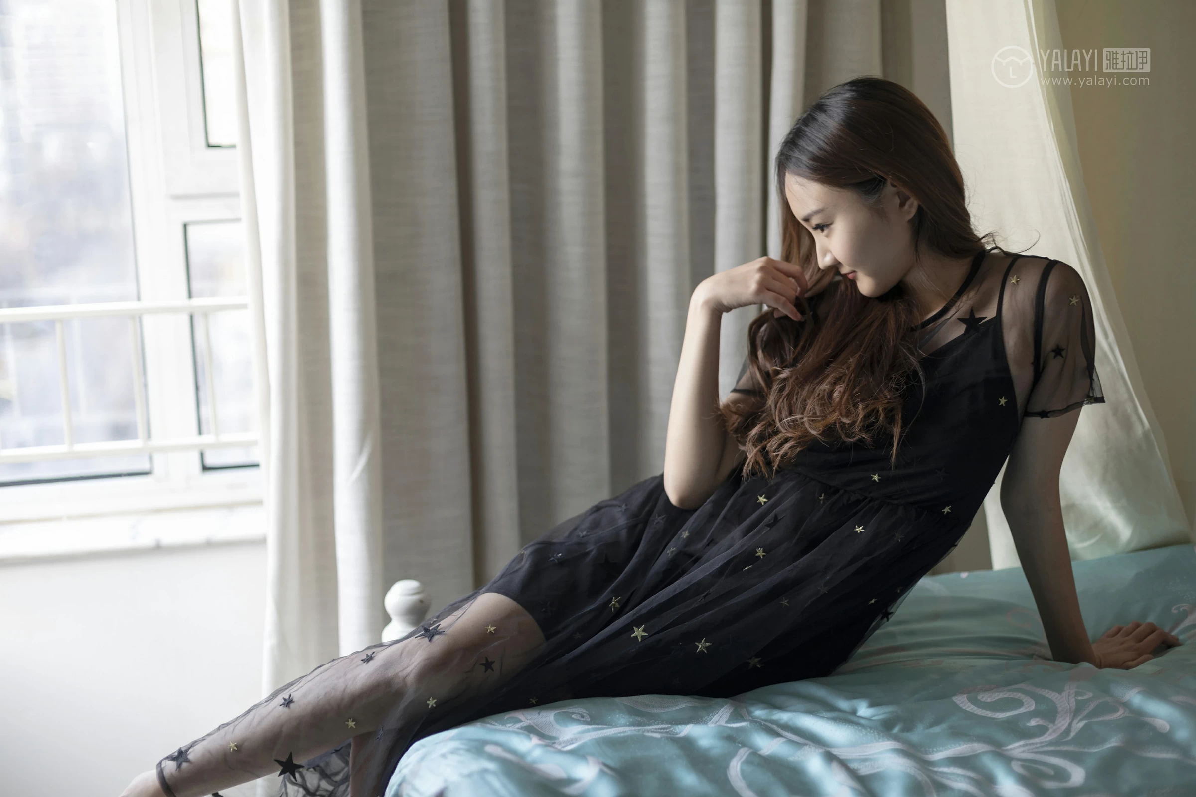 [YALAYI雅拉伊]No.220 等候 丁煊彤 黑色透视吊带连衣裙性感私房写真集第15张