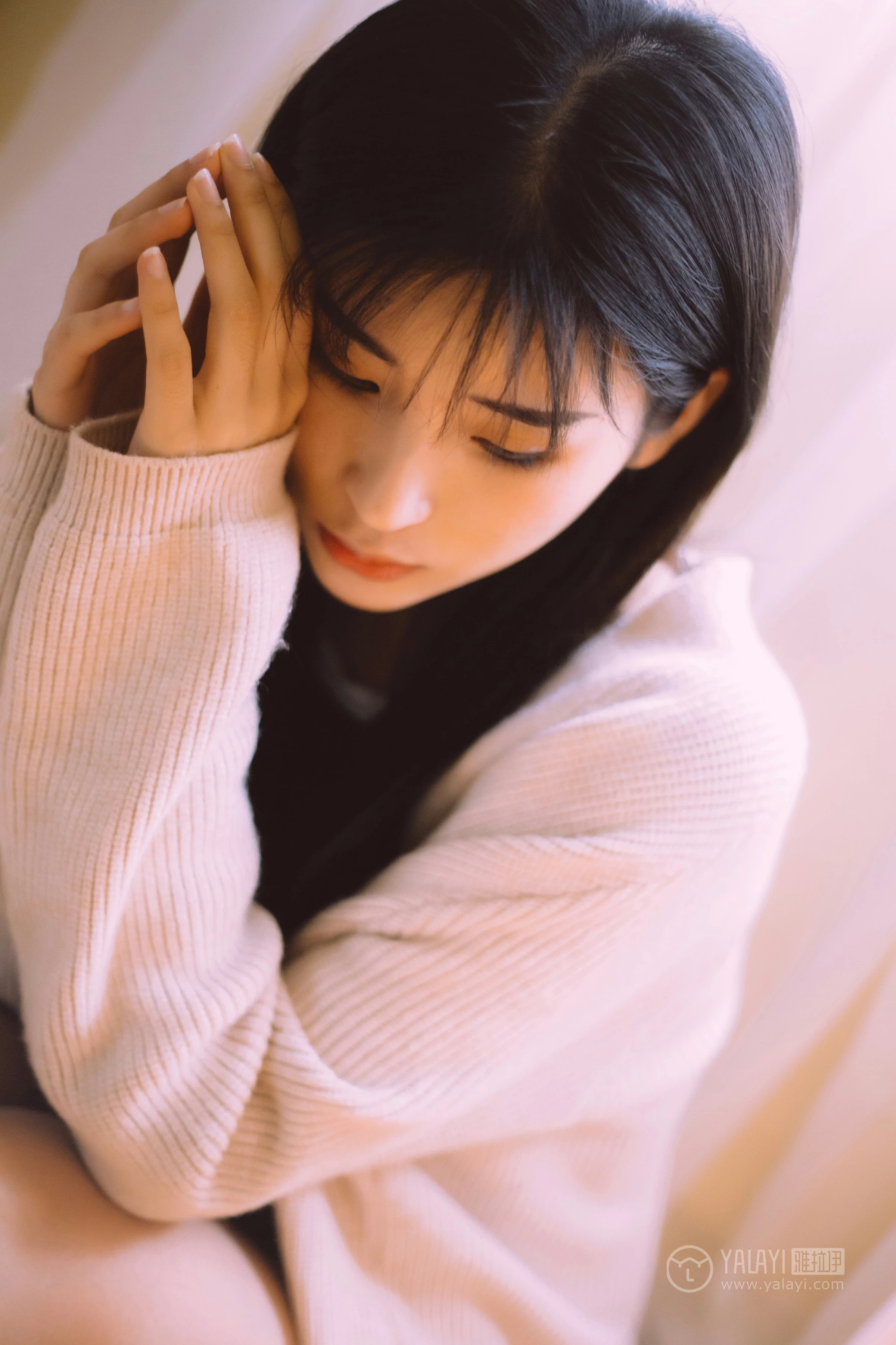 [YALAYI雅拉伊]No.222 如花似玉 阿惜 白色外套加蓝色内衣性感私房写真集第2张