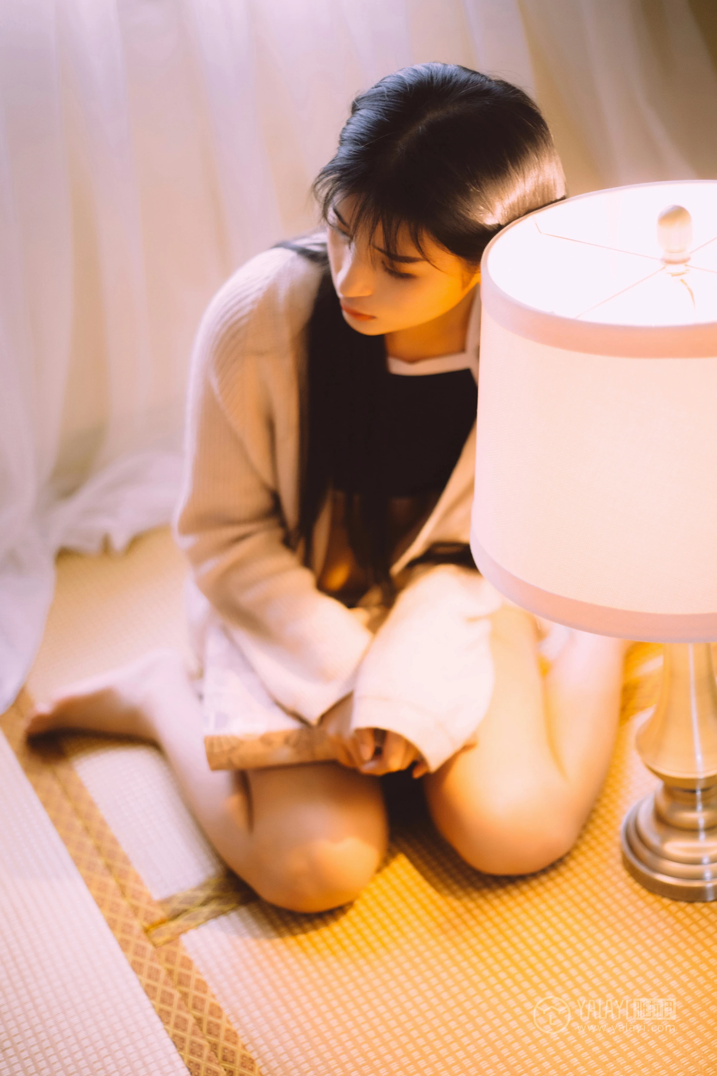 [YALAYI雅拉伊]No.222 如花似玉 阿惜 白色外套加蓝色内衣性感私房写真集第3张