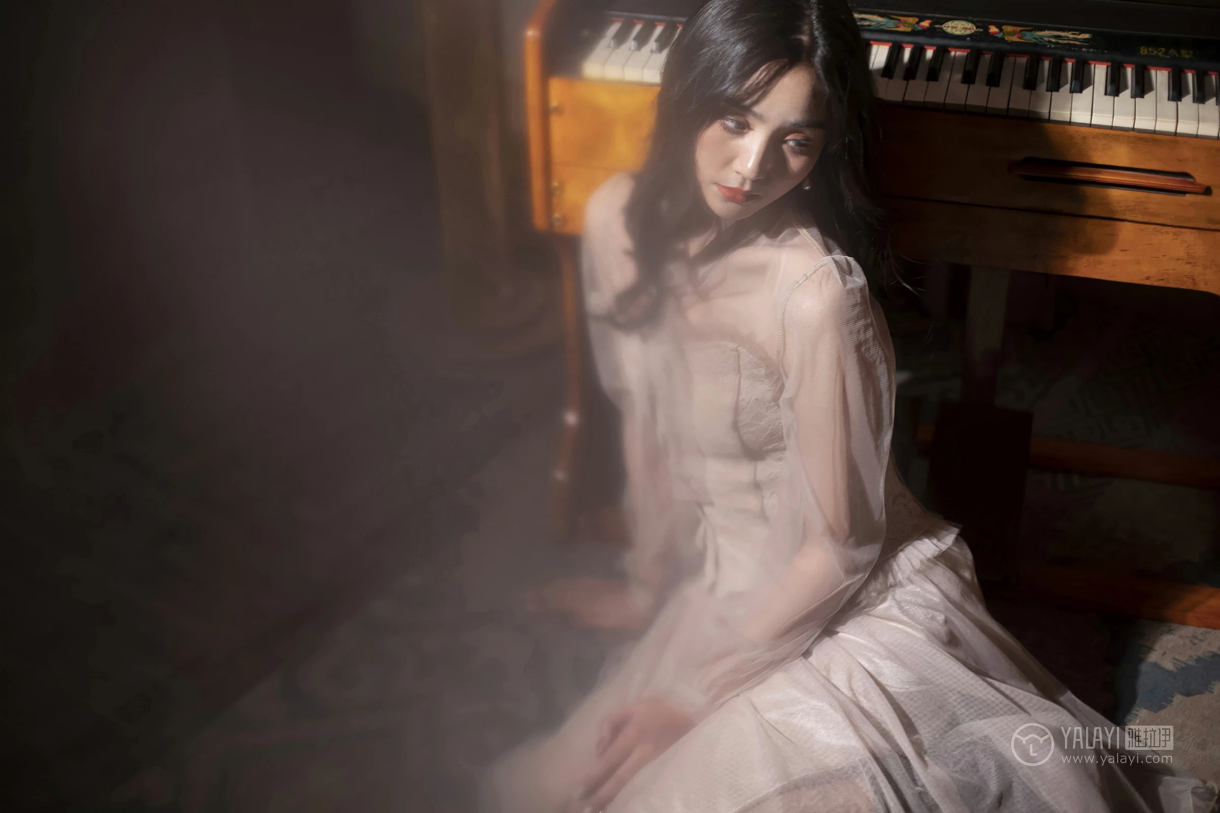 [YALAYI雅拉伊]No.227 蓝月 项兴咏 粉色透视镂空连衣裙性感私房写真集第6张