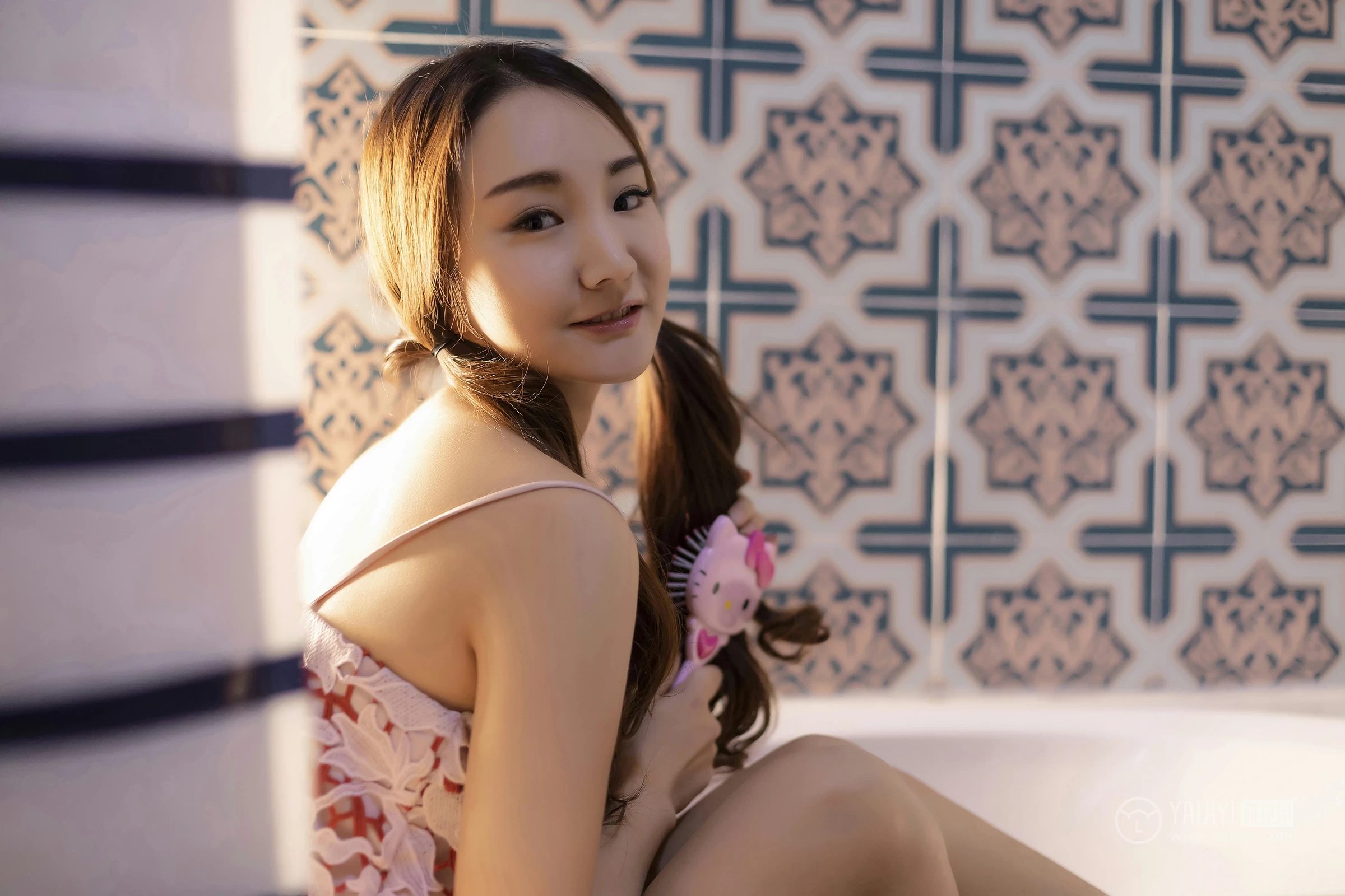 [YALAYI雅拉伊]No.231 《贤妻》 丁煊彤 红色吊带连衣裙居家性感私房写真集第11张