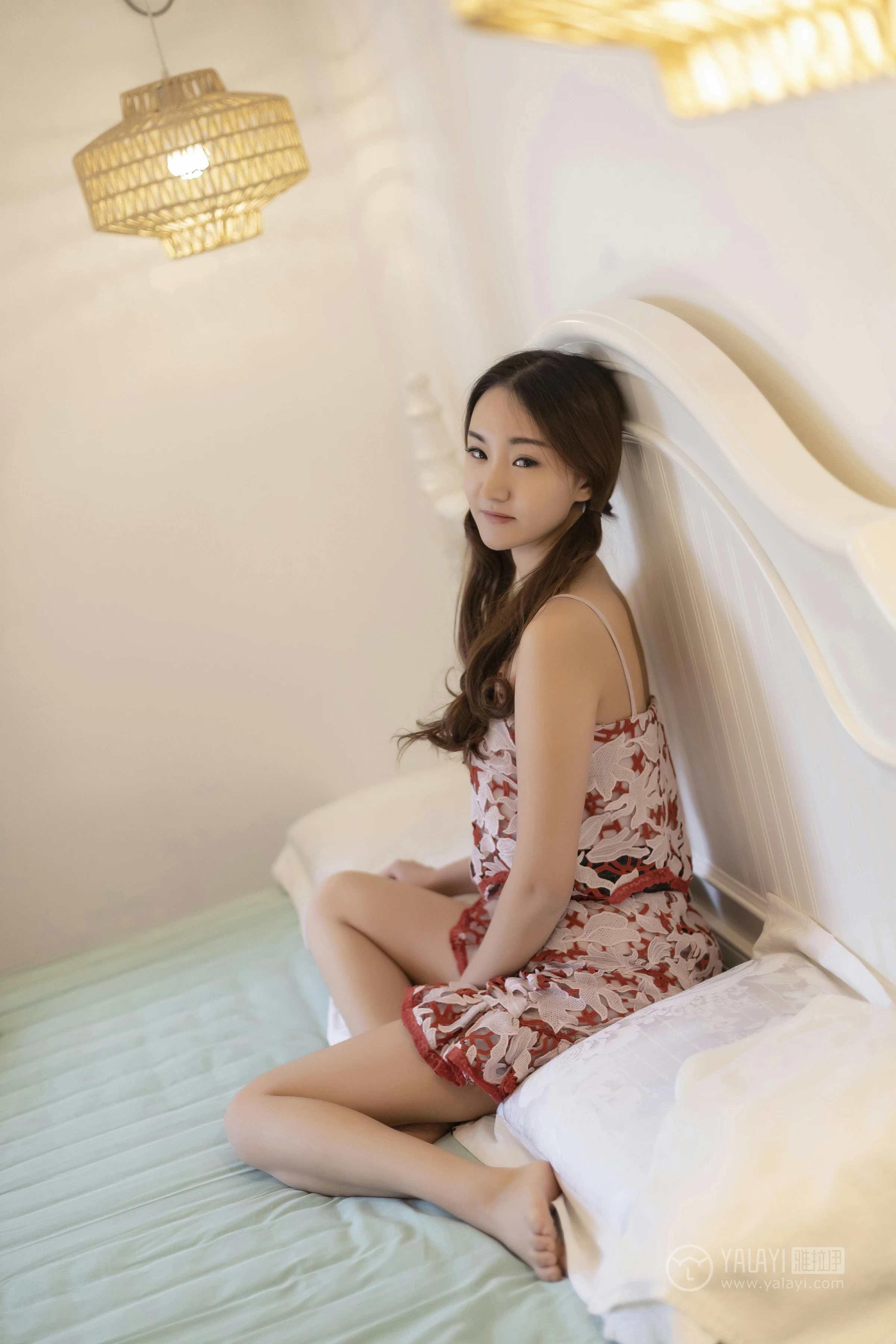[YALAYI雅拉伊]No.231 《贤妻》 丁煊彤 红色吊带连衣裙居家性感私房写真集第12张