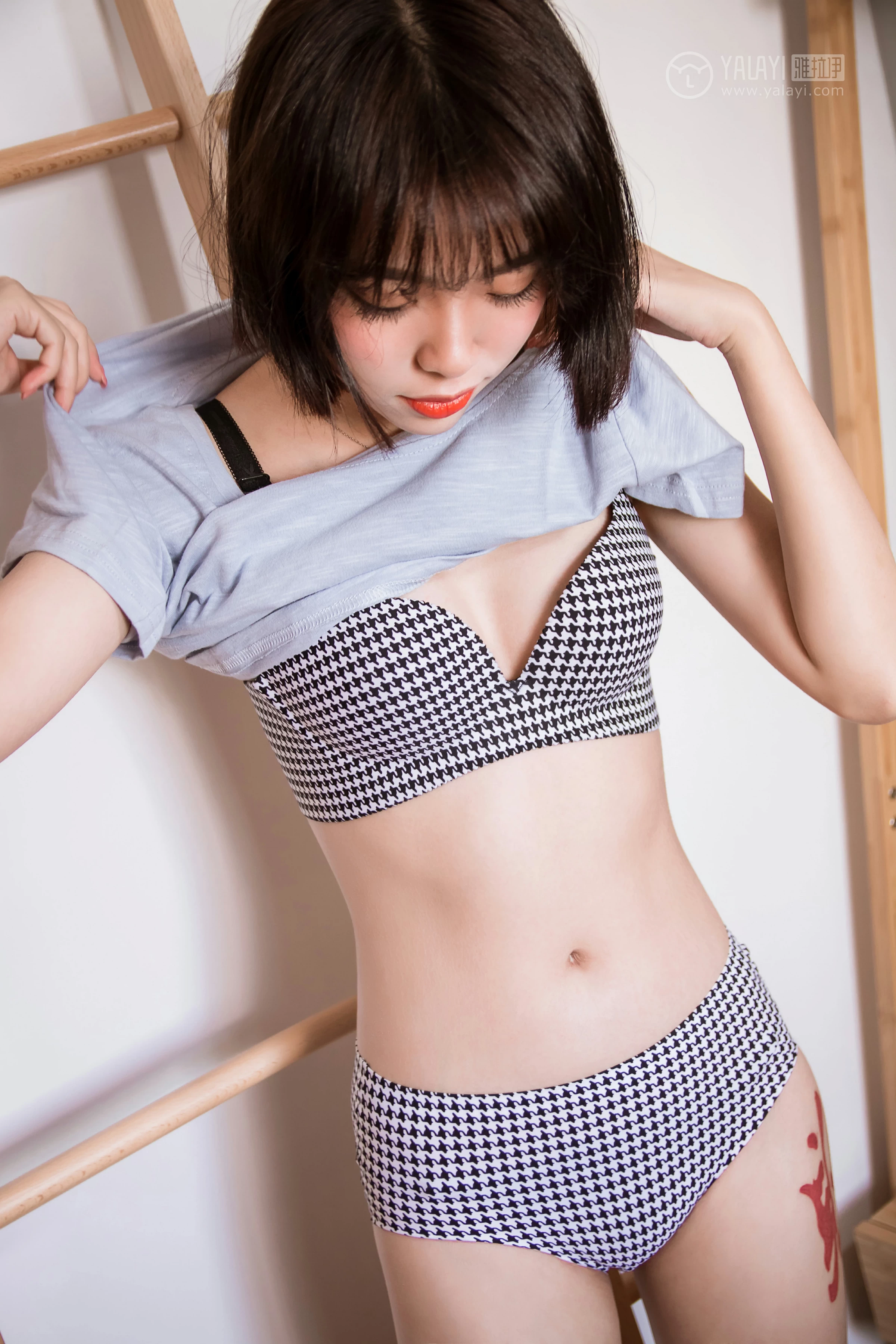 [YALAYI雅拉伊]No.232 《少女的早餐》 小杨 灰色短袖加格子内衣性感私房写真集第5张