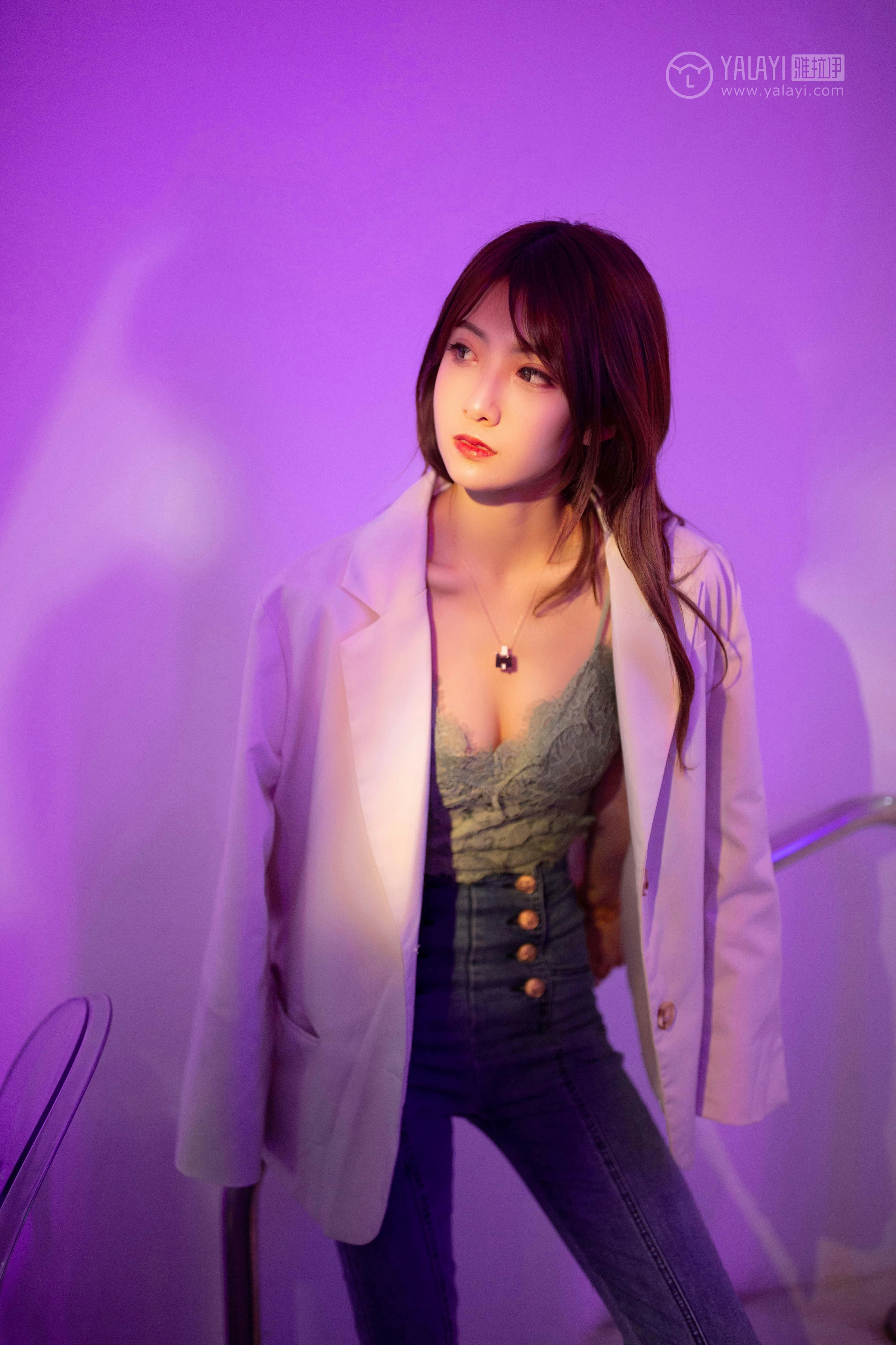 [YALAYI雅拉伊]No.245 无关痛痒 丸糯糯 米色外套与灰色蕾丝内衣加紧身牛仔裙裤性感私房写真集第4张