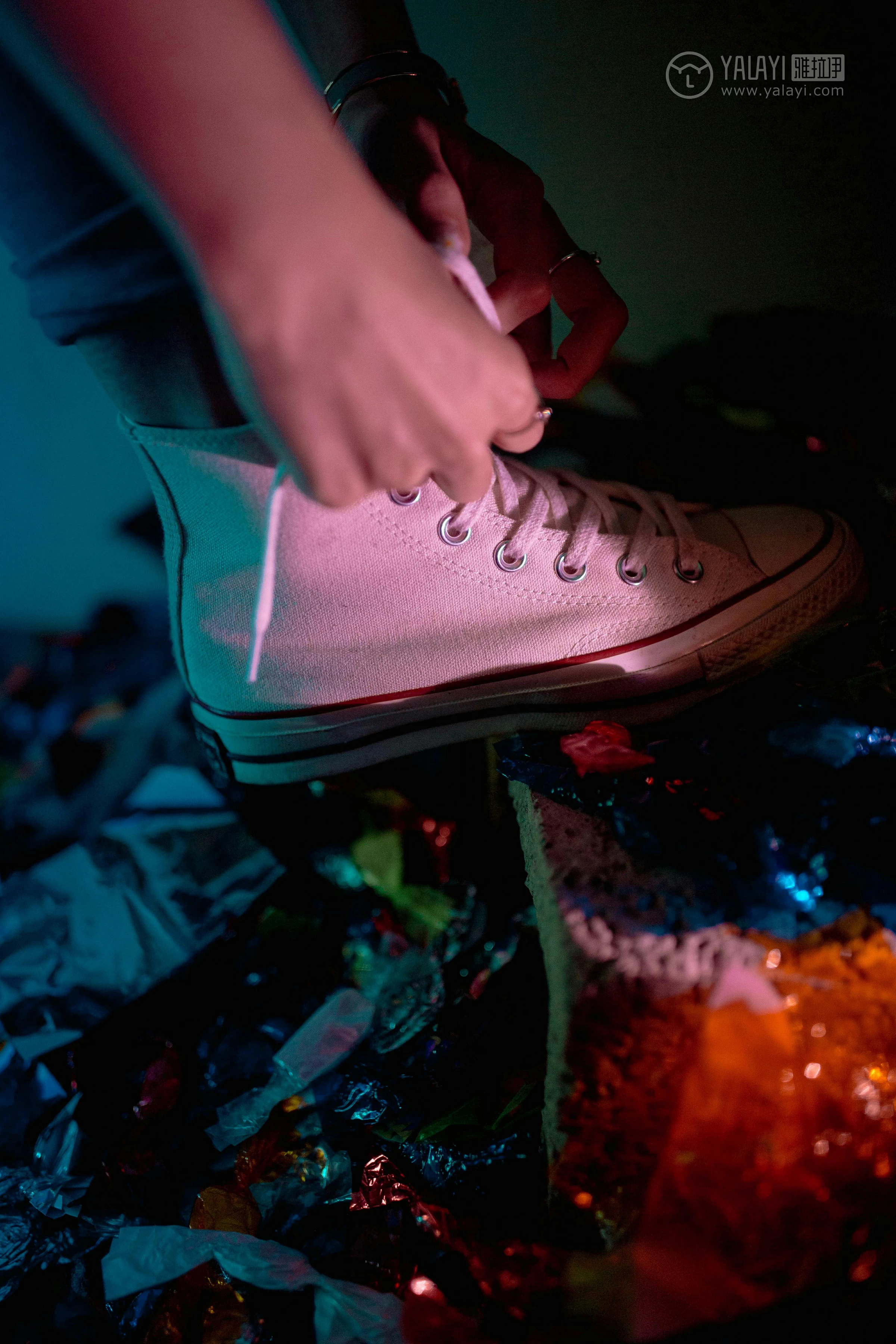 [YALAYI雅拉伊]No.245 无关痛痒 丸糯糯 米色外套与灰色蕾丝内衣加紧身牛仔裙裤性感私房写真集第9张