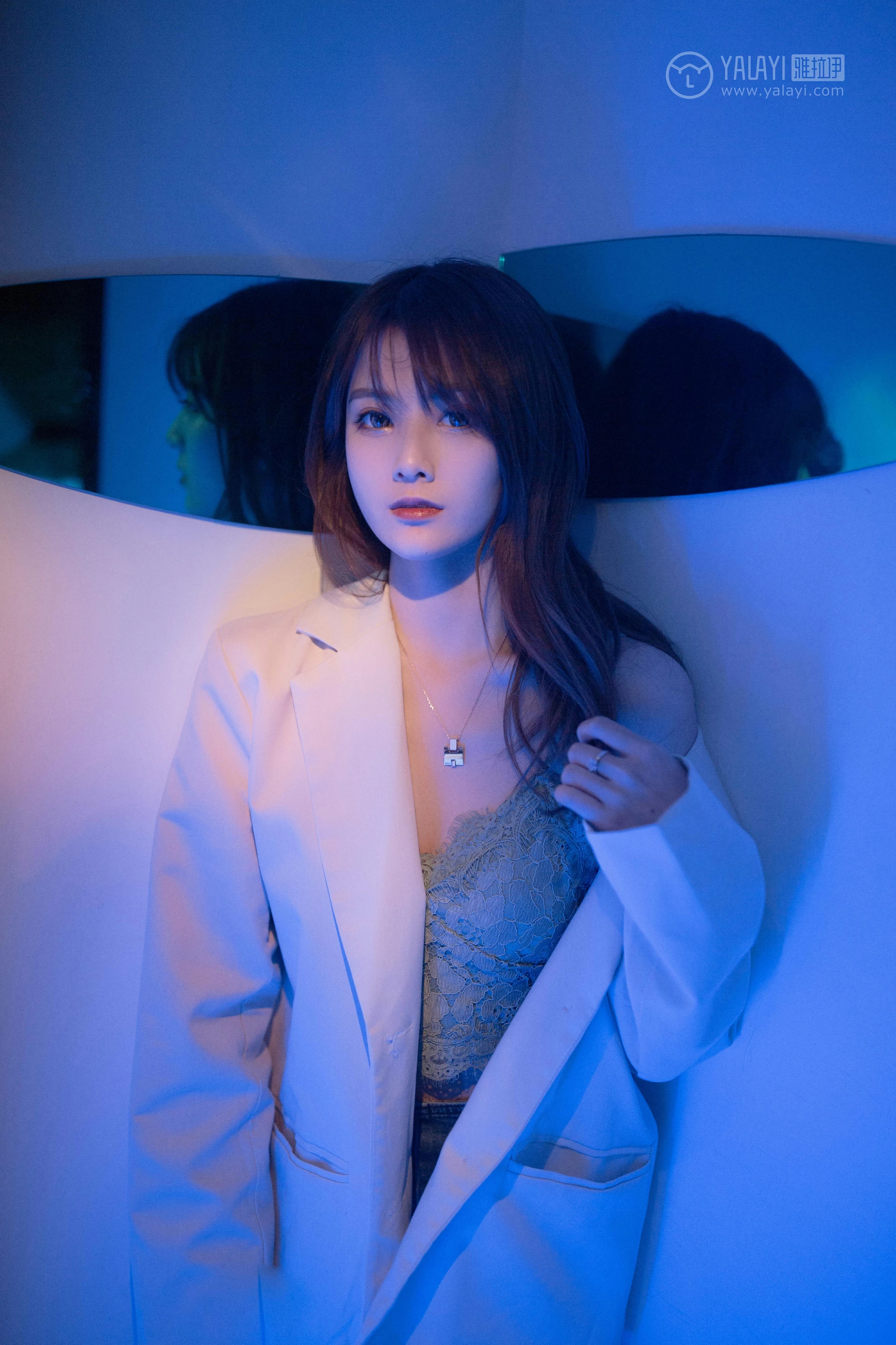 [YALAYI雅拉伊]No.245 无关痛痒 丸糯糯 米色外套与灰色蕾丝内衣加紧身牛仔裙裤性感私房写真集第9张