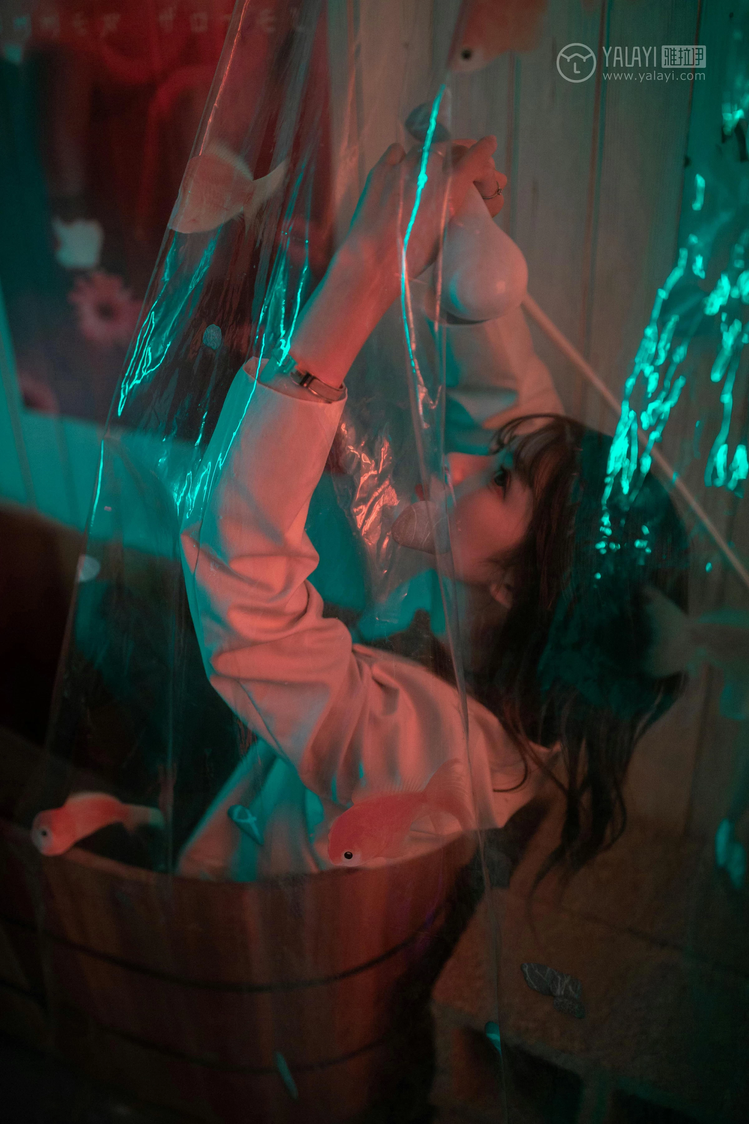 [YALAYI雅拉伊]No.245 无关痛痒 丸糯糯 米色外套与灰色蕾丝内衣加紧身牛仔裙裤性感私房写真集第11张