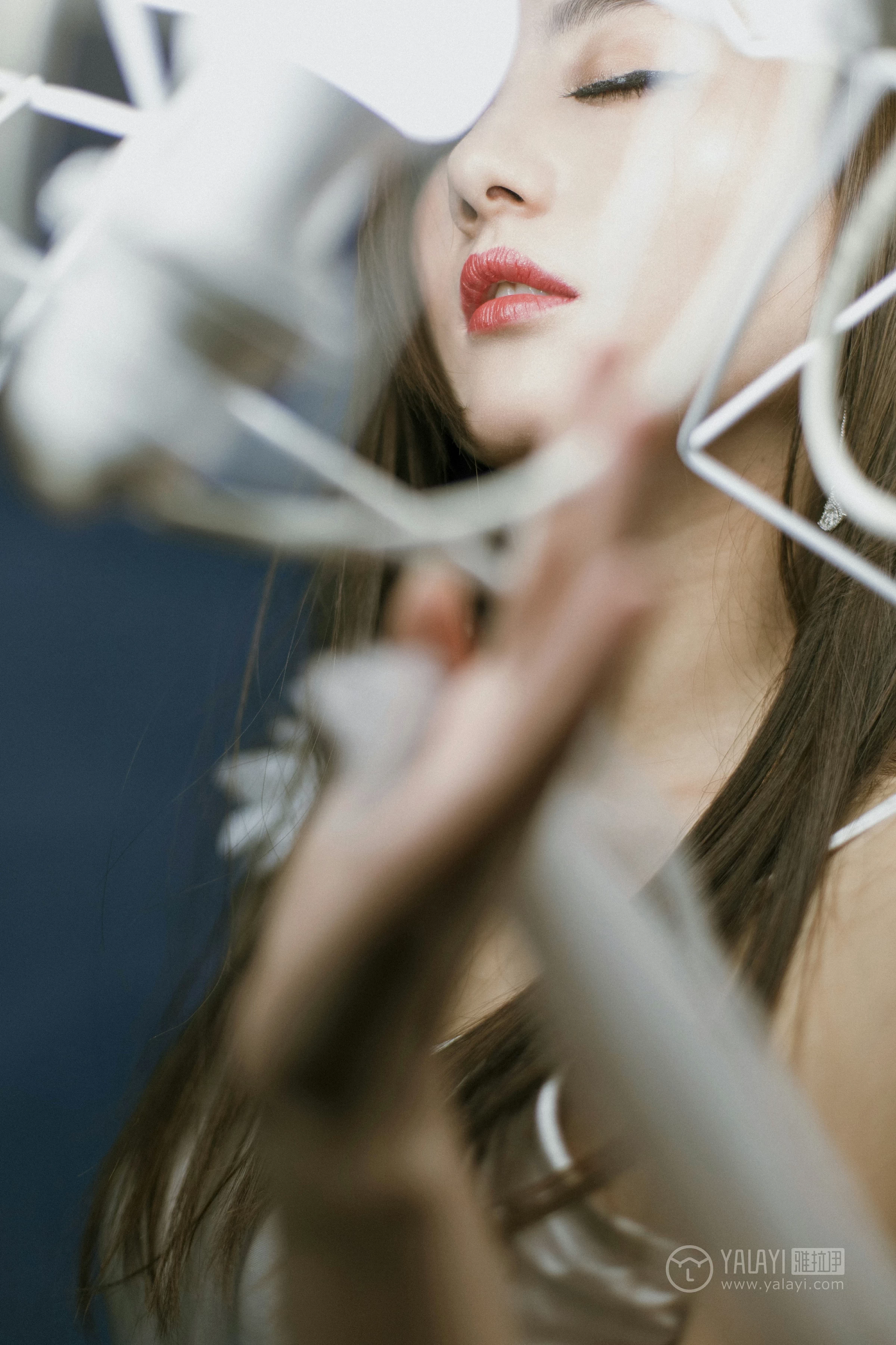 [YALAYI雅拉伊]No.247 独孤 徐雅熙 白色连体比基尼泳装性感私房写真集第4张