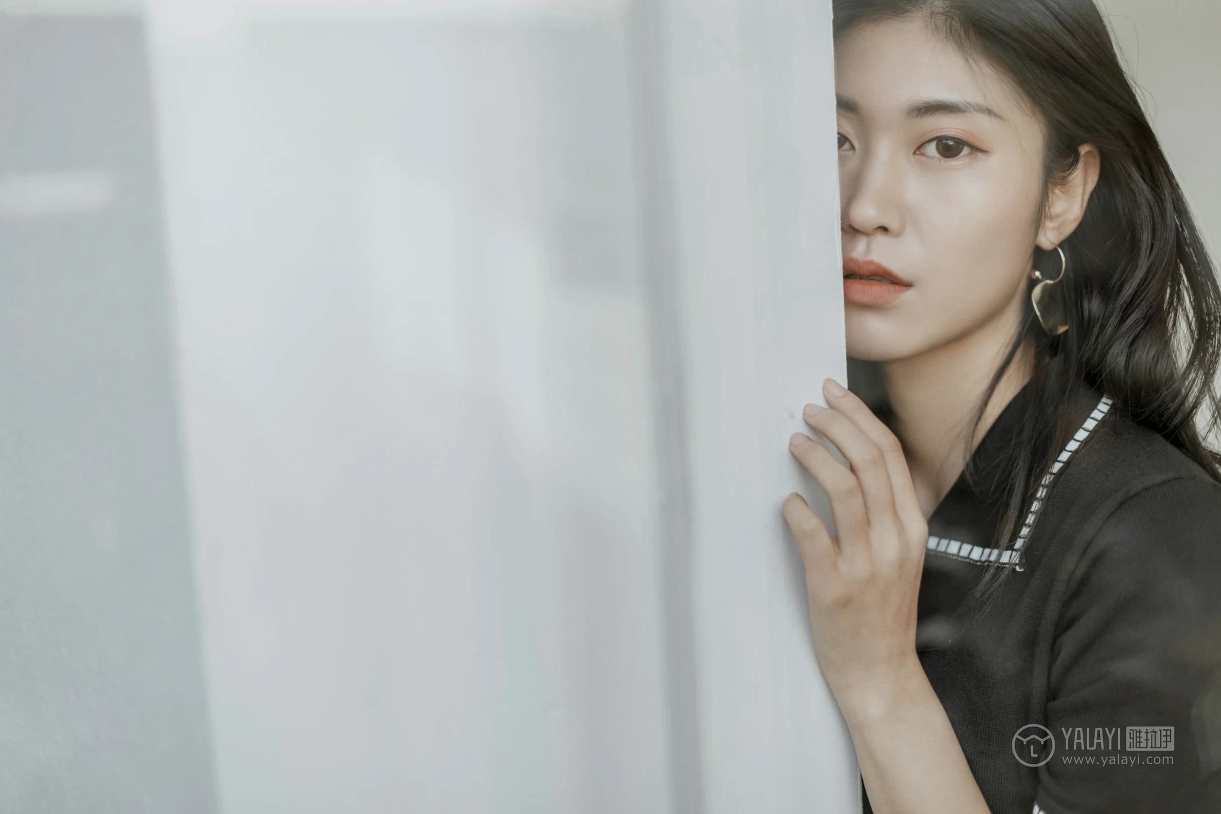 [YALAYI雅拉伊]No.255 款款情深 乔妹儿 黑色收腰连衣裙居家私房写真集第11张