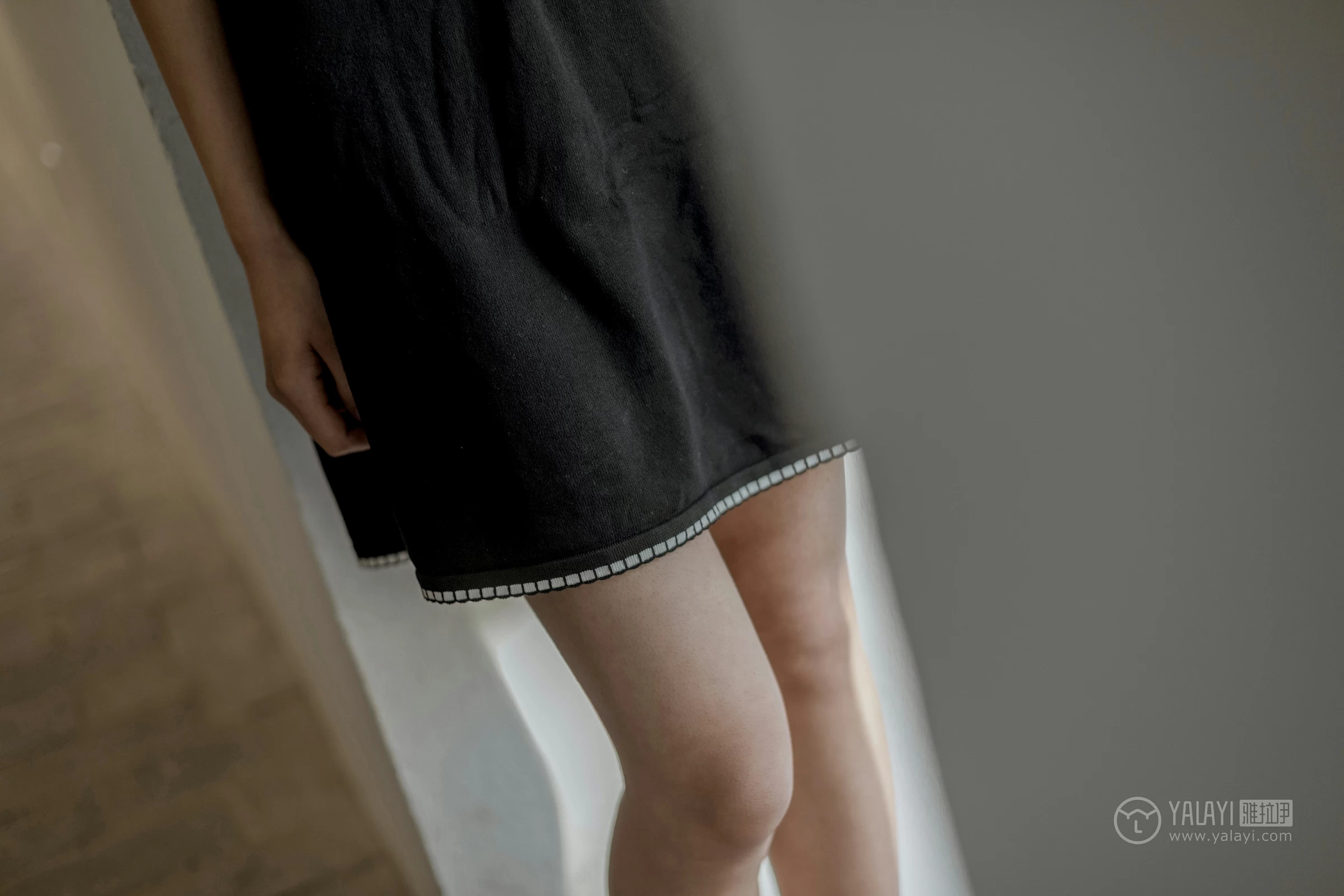 [YALAYI雅拉伊]No.255 款款情深 乔妹儿 黑色收腰连衣裙居家私房写真集第11张